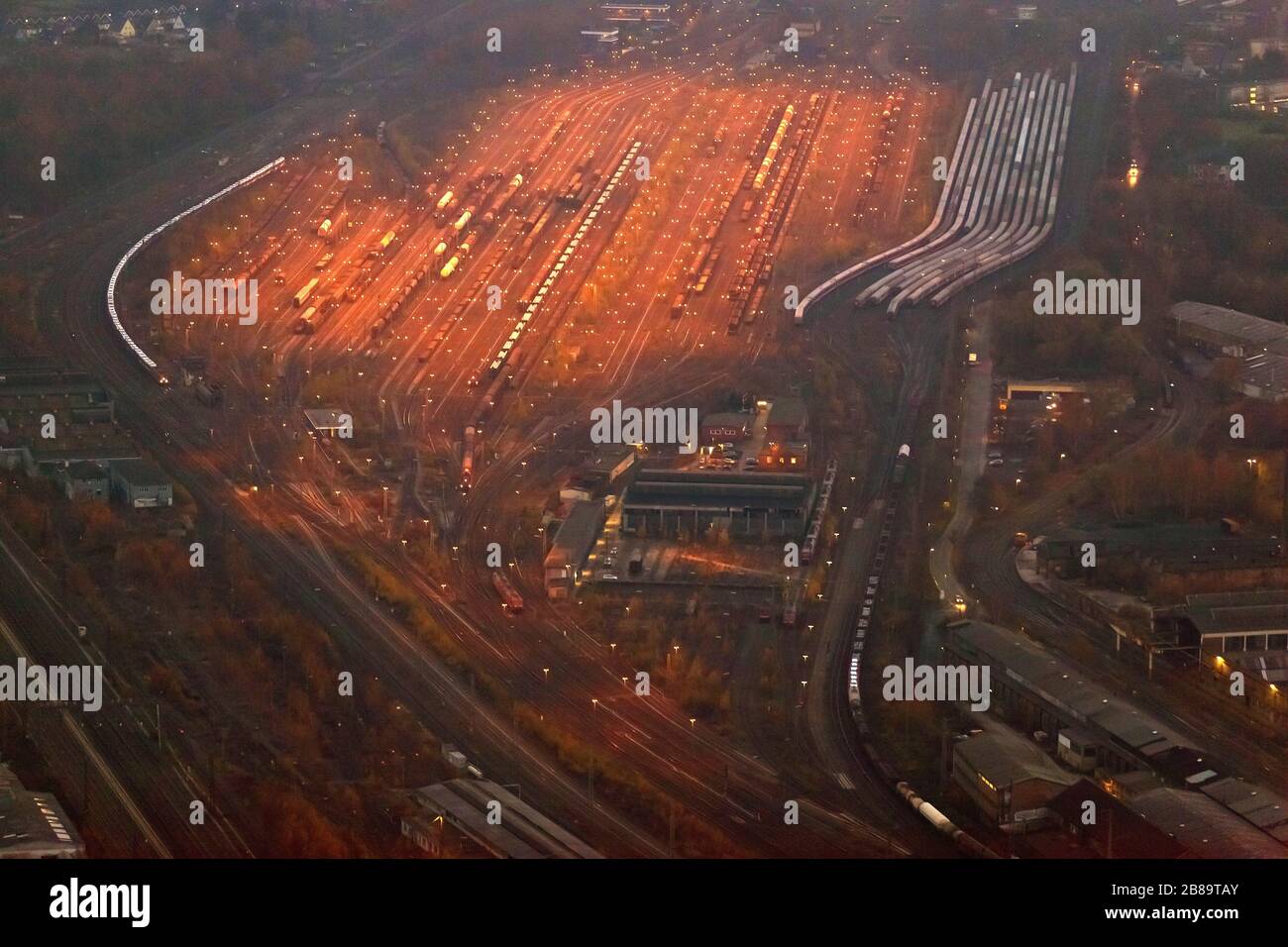 , Nachtfoto des Eisenbahn-Rangierbahnhofs und der Drahtindustrie - WDI in Hamm, 22.11.2011, Luftbild, Deutschland, Nordrhein-Westfalen, Ruhrgebiet Stockfoto