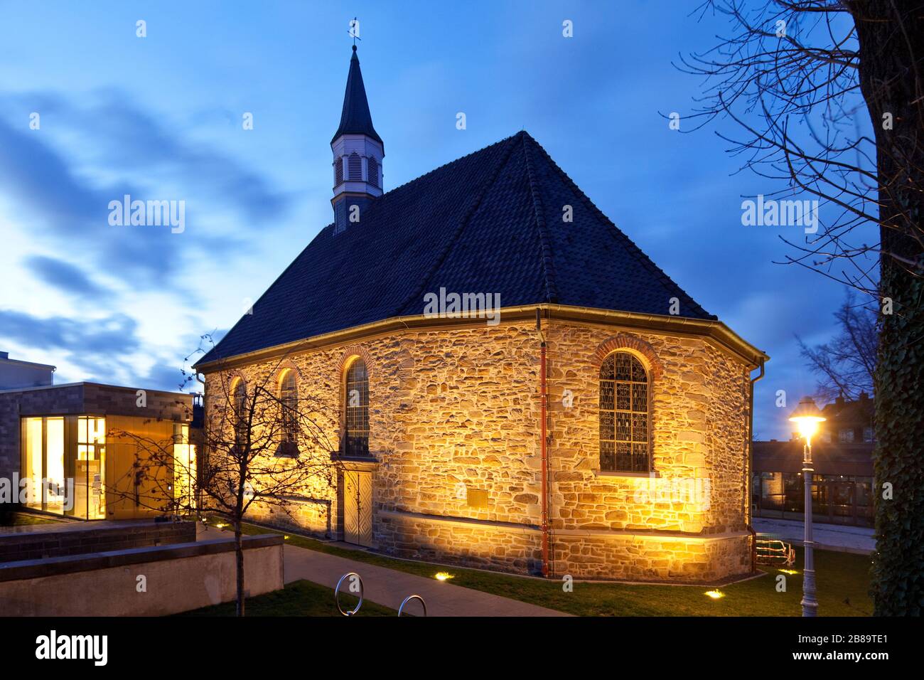 Beleuchtete Kirche am alten Markt in Wattenscheid am Abend, Deutschland, Nordrhein-Westfalen, Ruhrgebiet, Dortmund Stockfoto