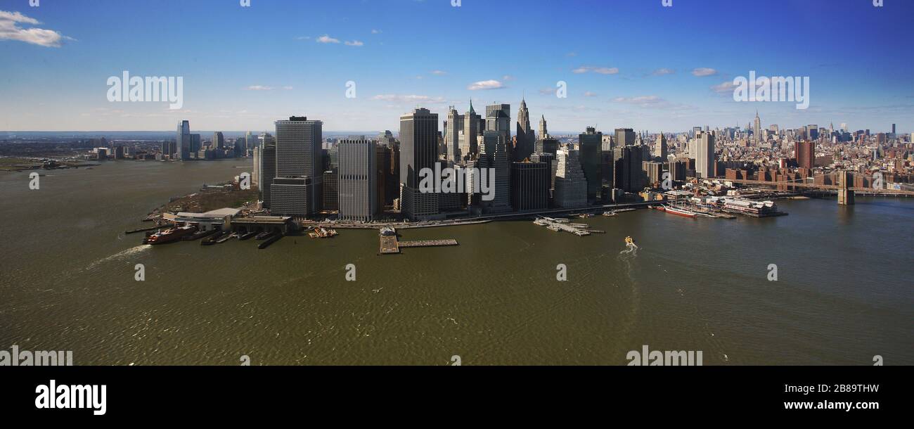 Insel und Bezirk von Manhattan von der Hafenseite, Wolkenkratzer und Fährterminals im Finanzdistrikt, 12.04.2009, Luftaufnahme, USA, New York City Stockfoto