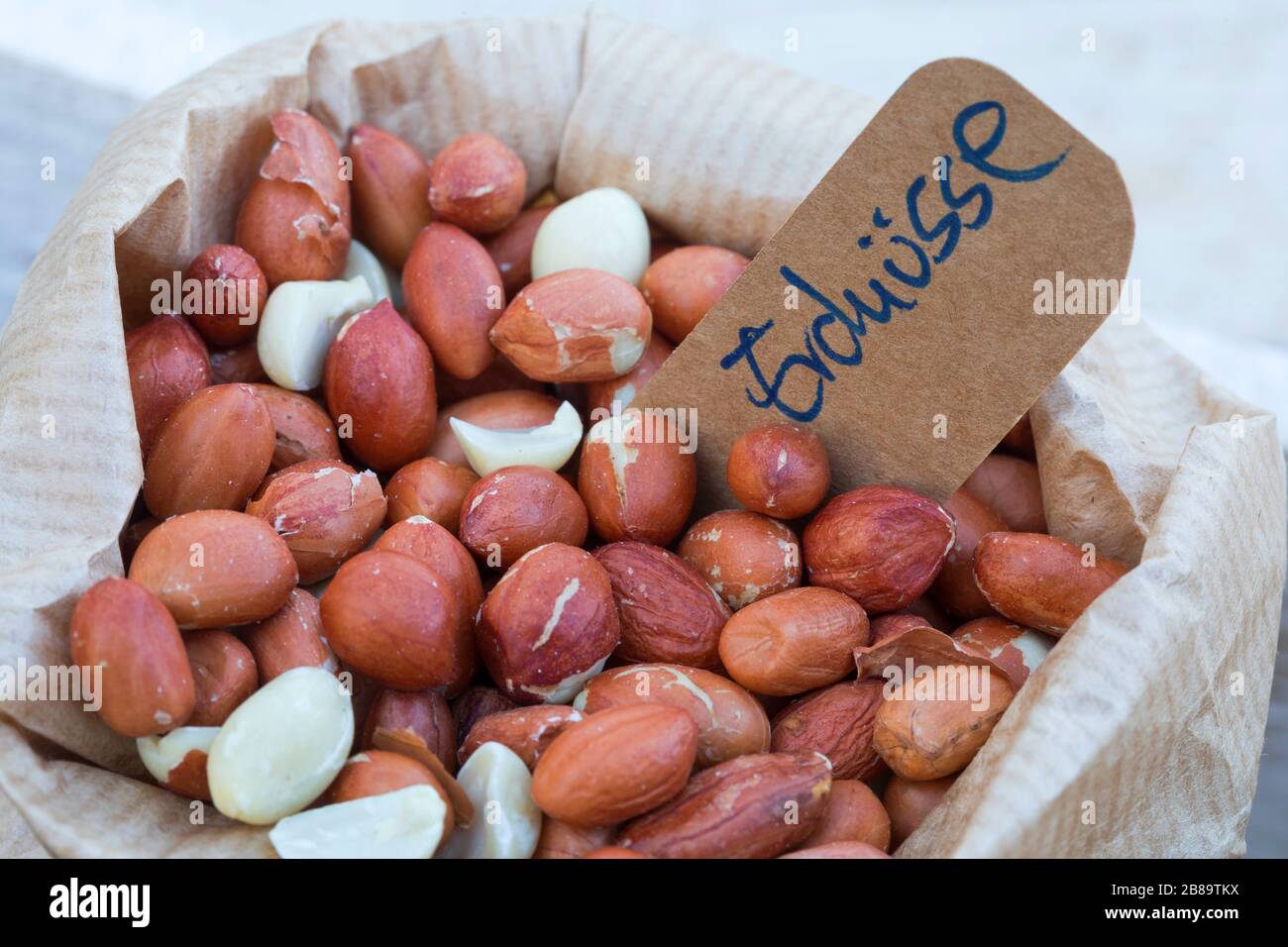 Erdnuss, Erdnuss (Arachis hypogäa), Erdnüsse aus Birdsamen, Deutschland Stockfoto