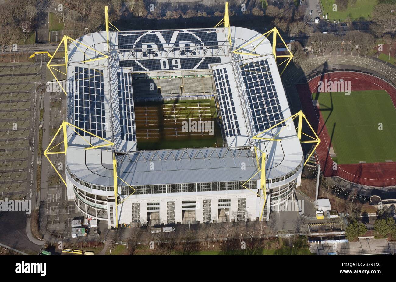 Logo des BVB gebildet durch Solarpaneele auf dem Dach des Borusseum, dem Signal Iduna Park Stadion von Borussia Dortmund, 25.01.2012, Luftaufnahme, Deutschland, Nordrhein-Westfalen, Ruhrgebiet, Dortmund Stockfoto