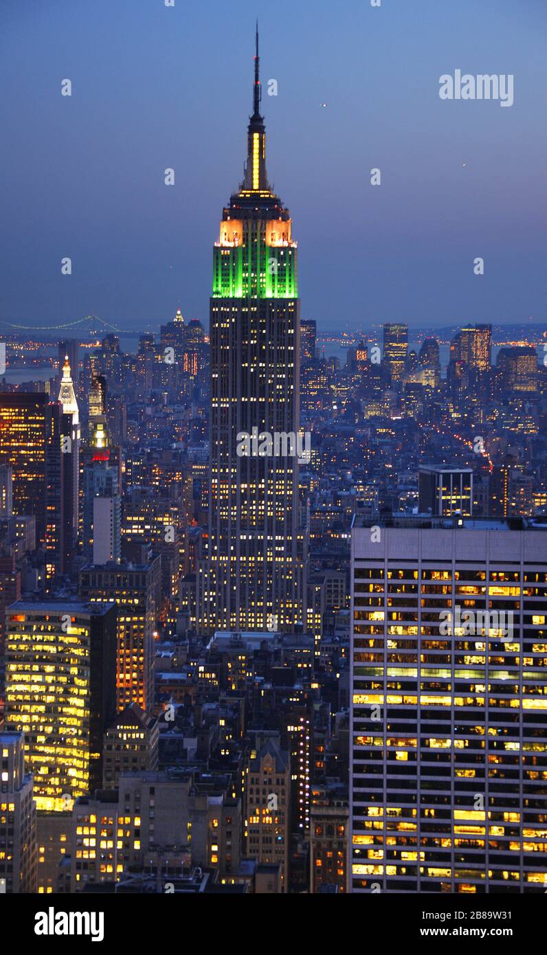 , Illuminated Empire State Building, ein Wolkenkratzer in Manhattan in New York City, 12.04.2009, Luftbild, USA, New York City Stockfoto