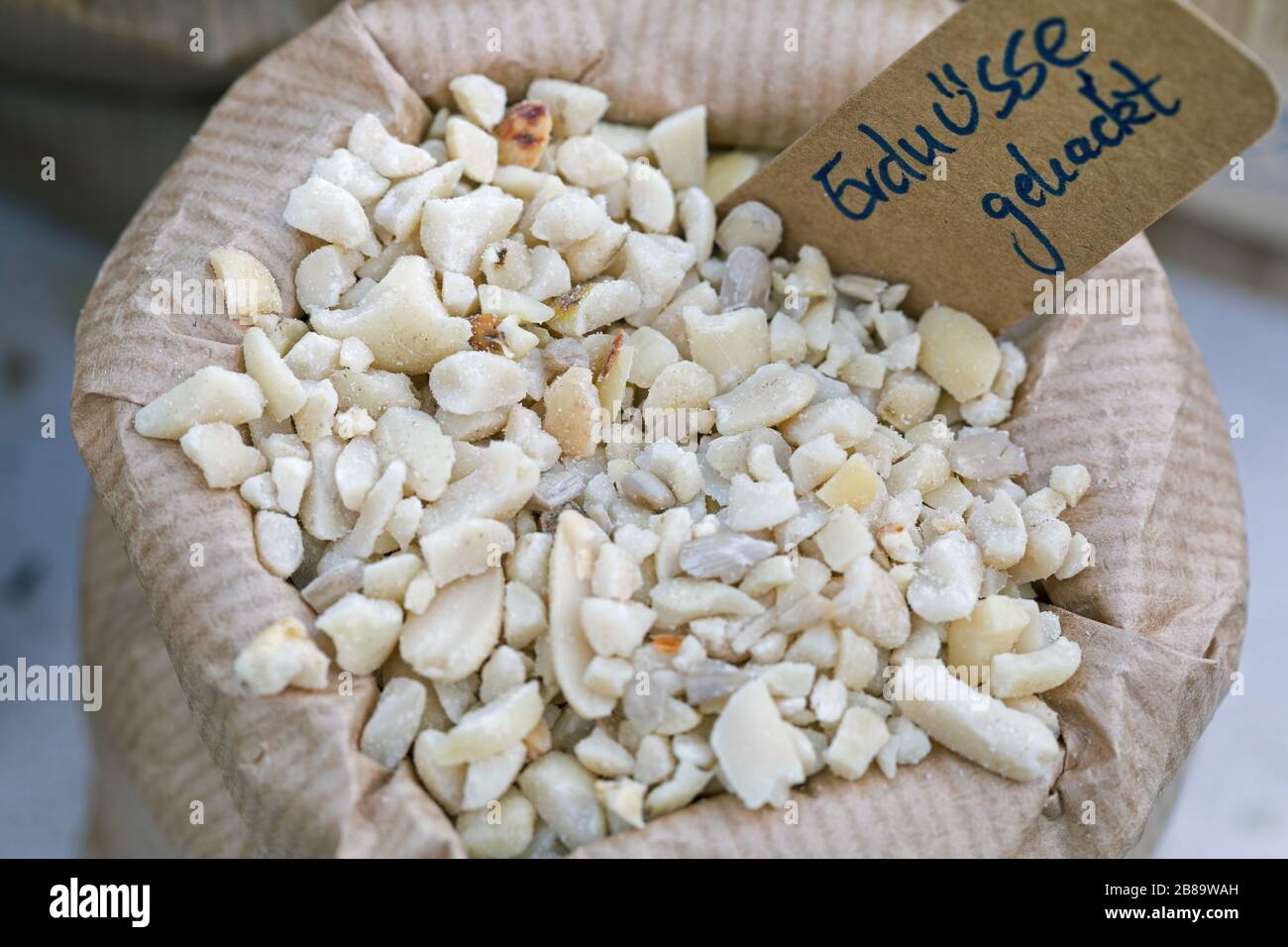 Erdnuss, Erdnuss (Arachis hypogäa), Vogelsamen gehackte Erdnüsse, Deutschland Stockfoto