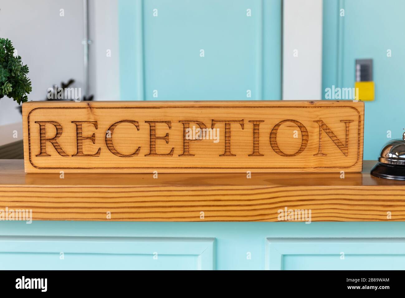 schild an der Rezeption aus holz an der Rezeption im Hotel Stockfoto