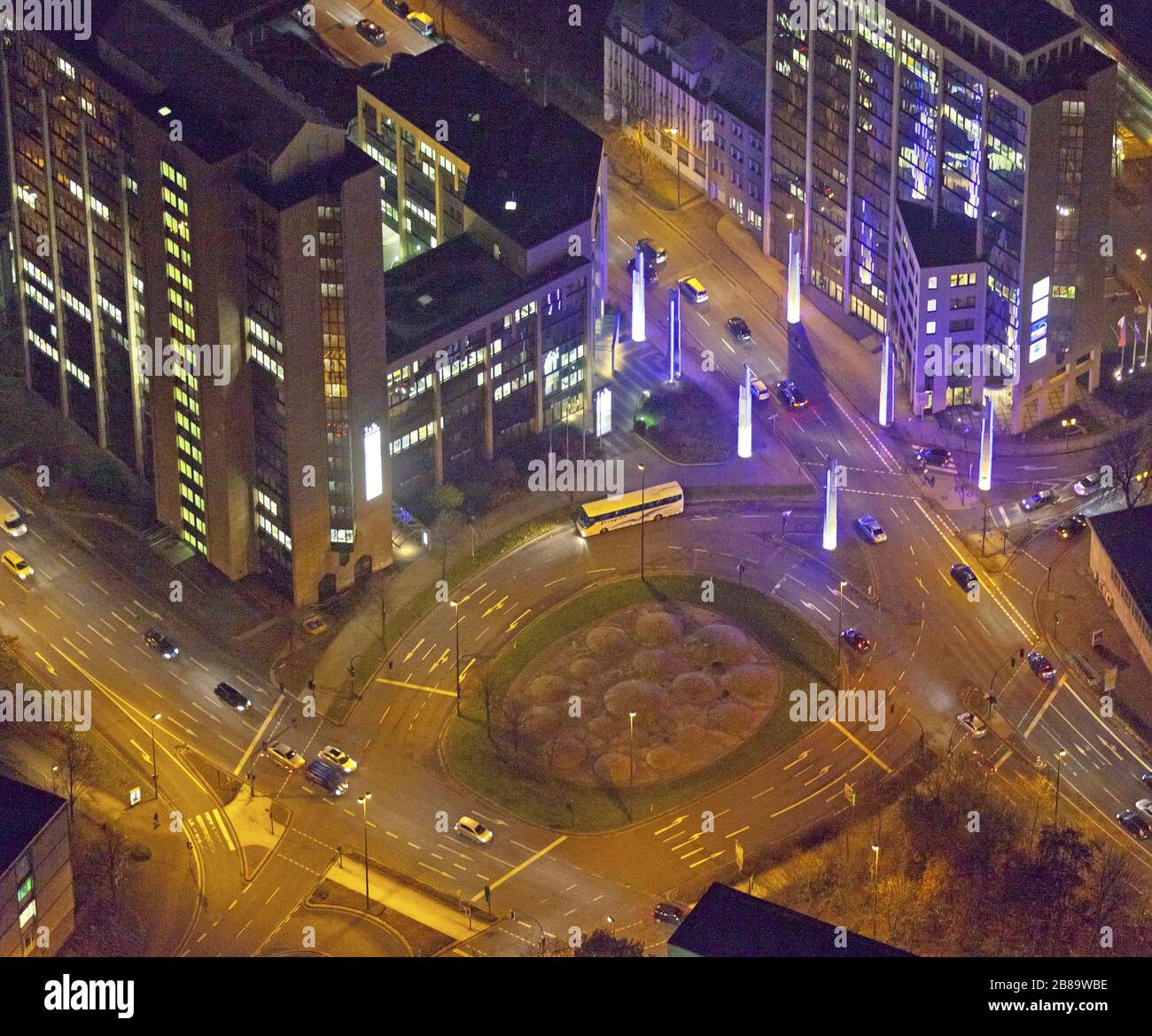 Nachtaufnahme eines Kreisverkehrs in der Varnhorstrase, Schuetzenbahn und Bernestraße in Essen, 02.12.2011, Luftaufnahme, Deutschland, Nordrhein-Westfalen, Ruhrgebiet, Essen Stockfoto