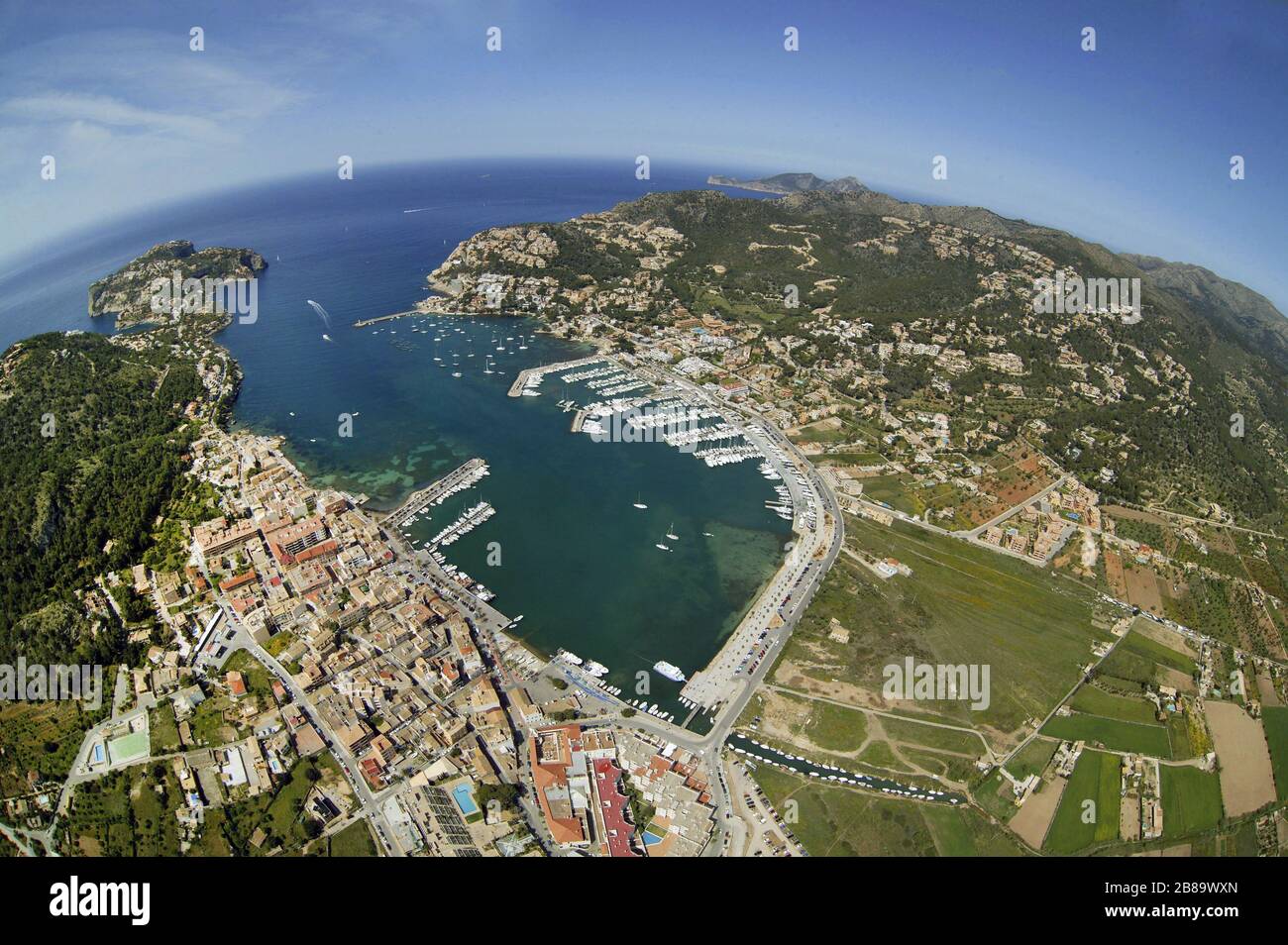 , Port d'Andratx mit seinem Jachthafen und der Halbinsel Sa Mola an der Bucht von Andratx, 21.04.2003, Luftbild, Spanien, Balearen, Mallorca Stockfoto