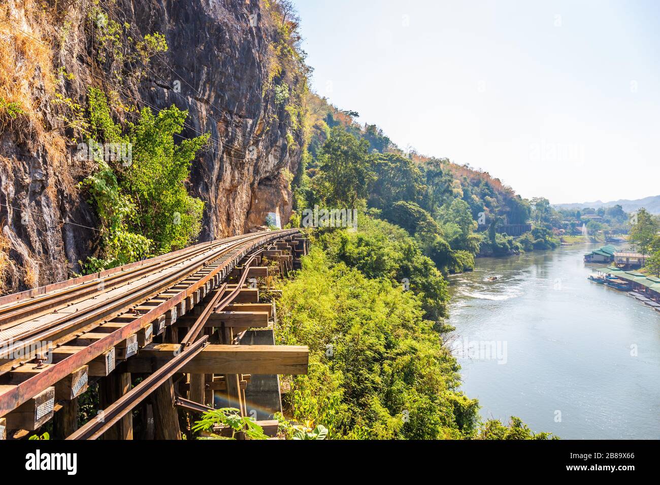 Die Todeseisenbahn, die den fluss kwai in Kanchanaburi Thailand überquert. Wichtiger Meilenstein und Ziel für den Besuch und die Geschichte des zweiten Weltkriegs Stockfoto