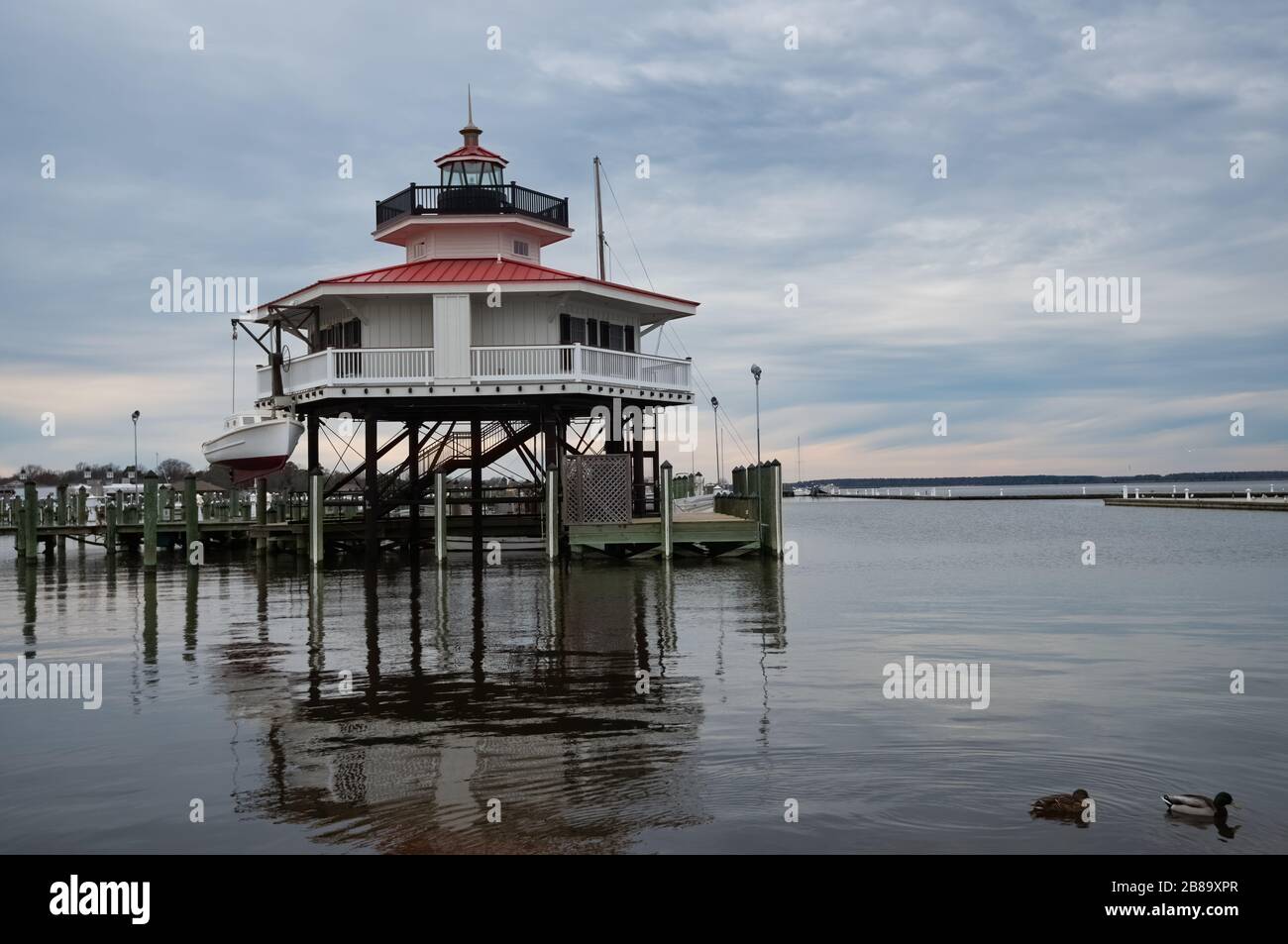 Das 2012 erbaute Choptank River Lighthouse befindet sich am Ufer in Cambridge, Maryland. Stockfoto