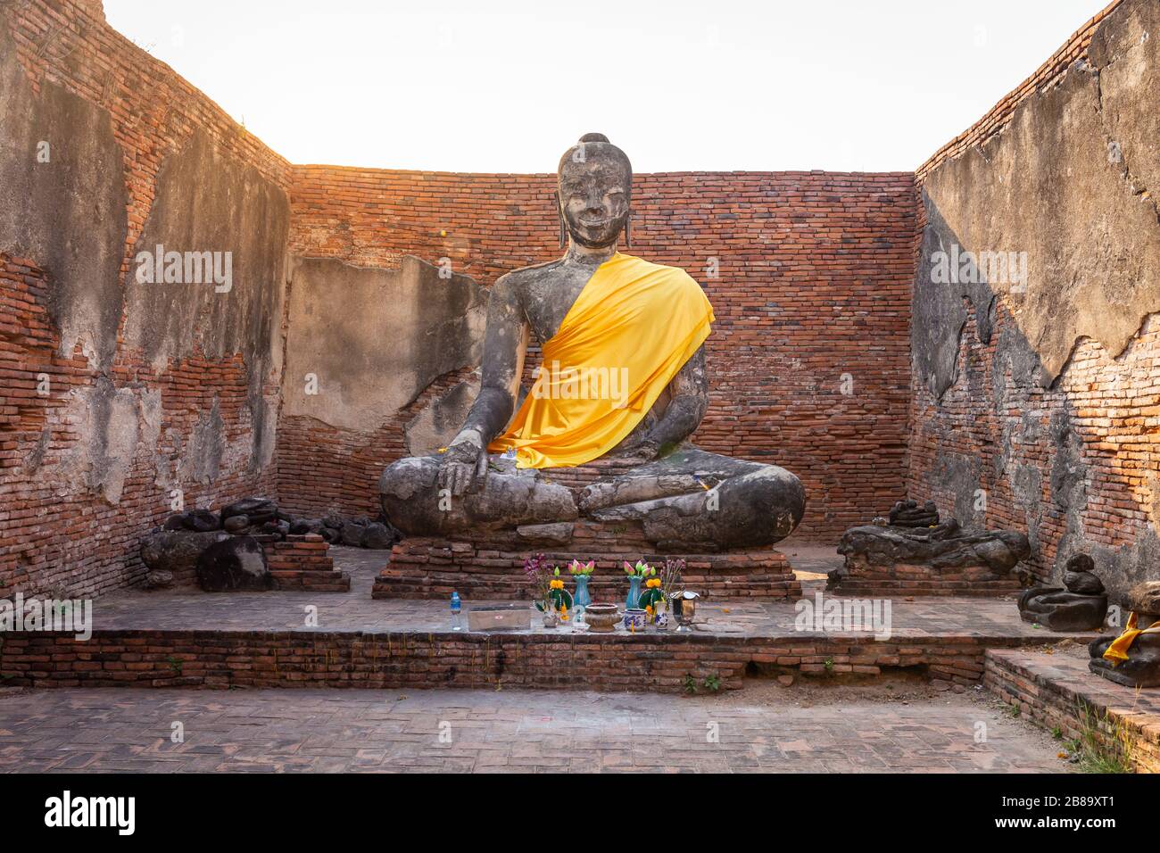 Großer buddha im Wat Lokayasutharam Tempel im buddhistischen Tempel ist ein Tempel, der in der Antike in Ayutthaya bei Bangkok erbaut wurde. Thailand Stockfoto