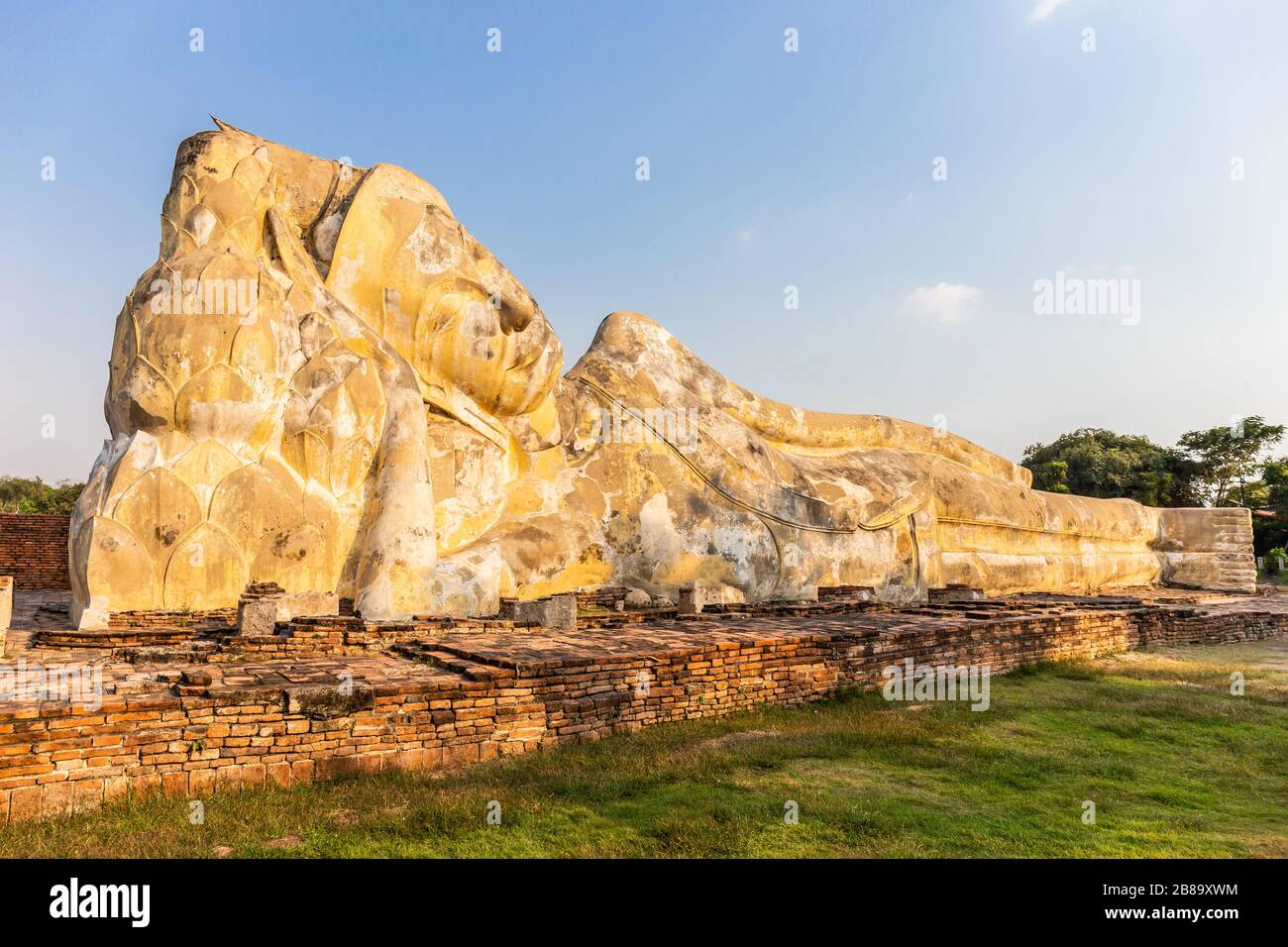 Der große weiße buddha, der im Wat Lokayasutharam Tempel im buddhistischen Tempel liegt, ist ein Tempel, der in der Antike in Ayutthaya bei Bangkok erbaut wurde. Thailand Stockfoto