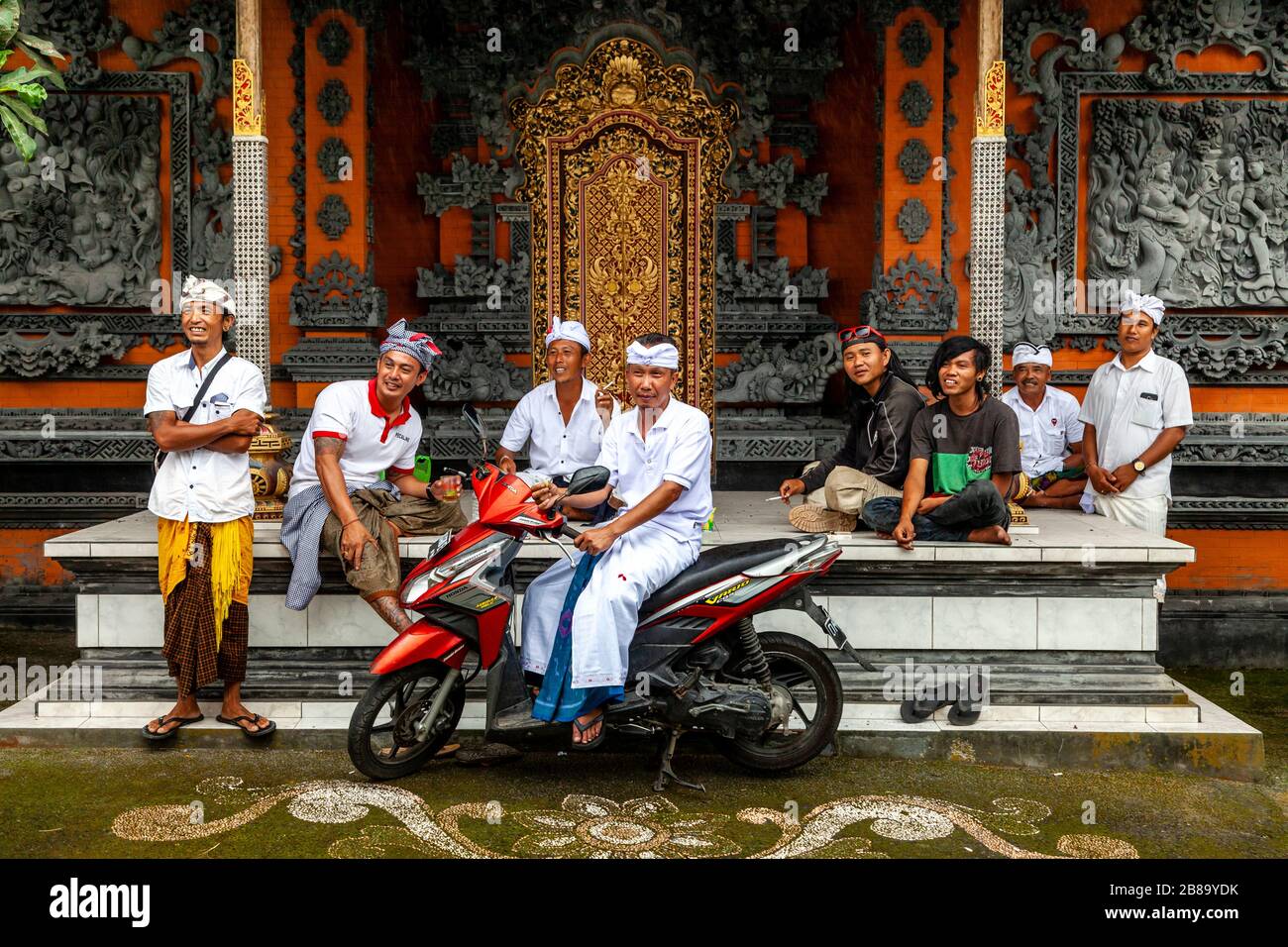 Eine Gruppe balinesischer Hindu-Männer außerhalb EINES Tempels, Kintamani-Gebiet, Bali, Indonesien. Stockfoto