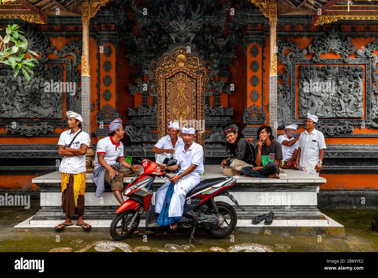 Eine Gruppe balinesischer Hindu-Männer außerhalb EINES Tempels, Kintamani-Gebiet, Bali, Indonesien. Stockfoto