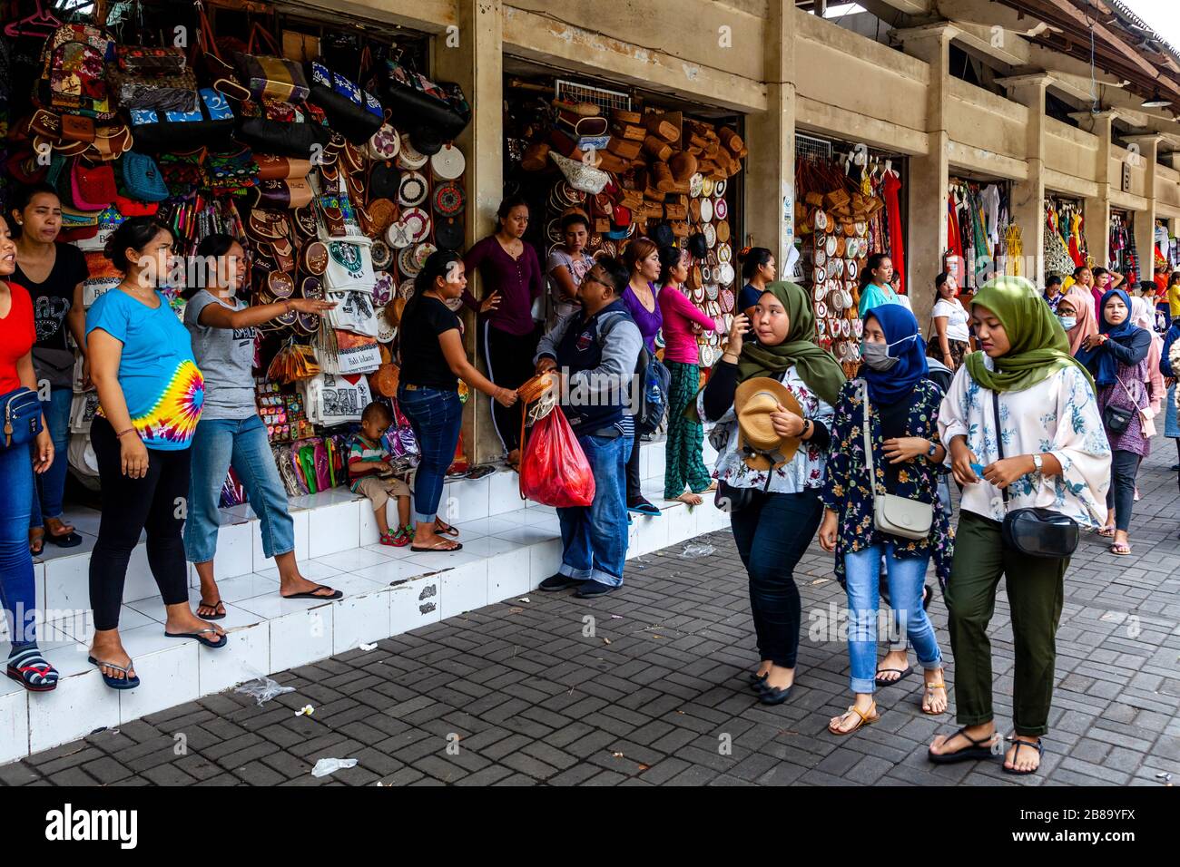 Shop-Besitzer, Die Für Business, Sukawati Art Market, Gianyar, Bali, Indonesien, Aufsuchen. Stockfoto