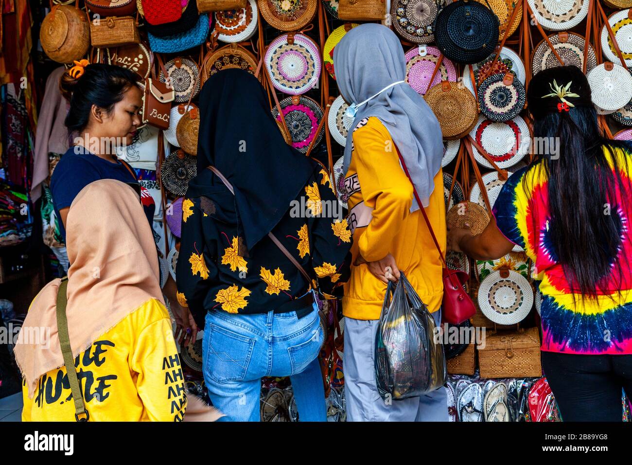 Young Women Shopping For Souvenirs, Sukawati Art Market, Gianyar, Bali, Indonesien. Stockfoto