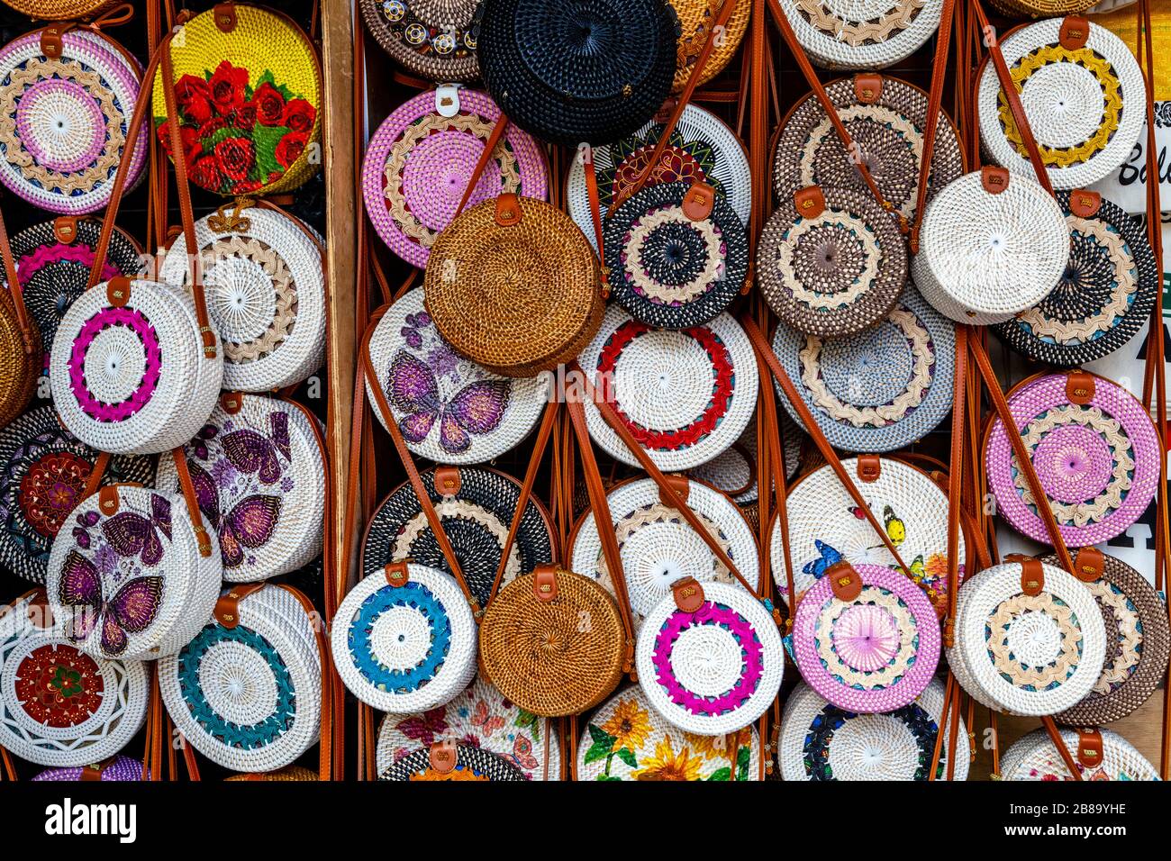 Bunte Taschen/Handtaschen Zum Verkauf, Sukawati Art Market, Gianyar, Bali, Indonesien. Stockfoto