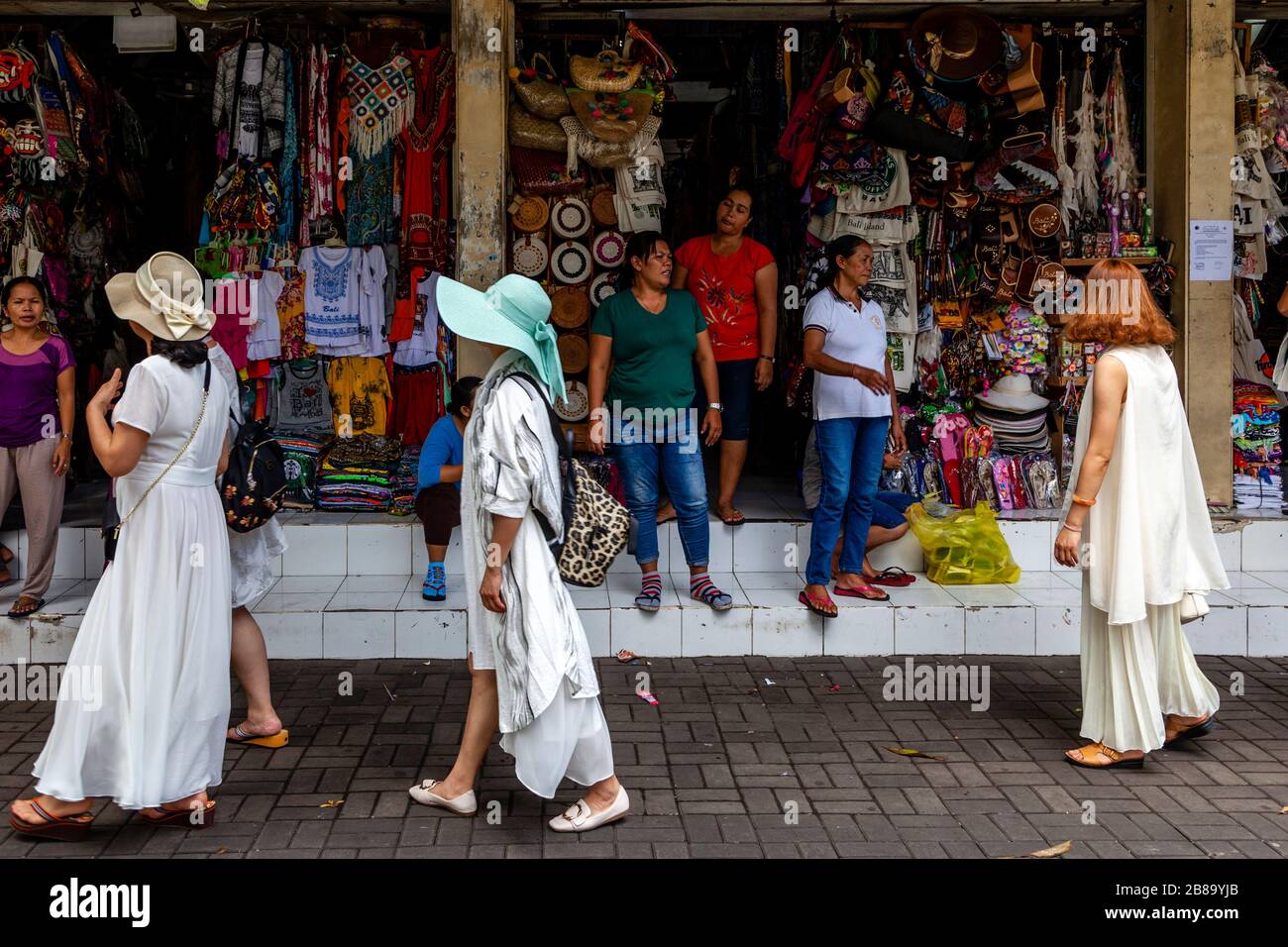 Touristen Shopping Auf Dem Sukawati Art Market, Gianyar, Bali, Indonesien. Stockfoto