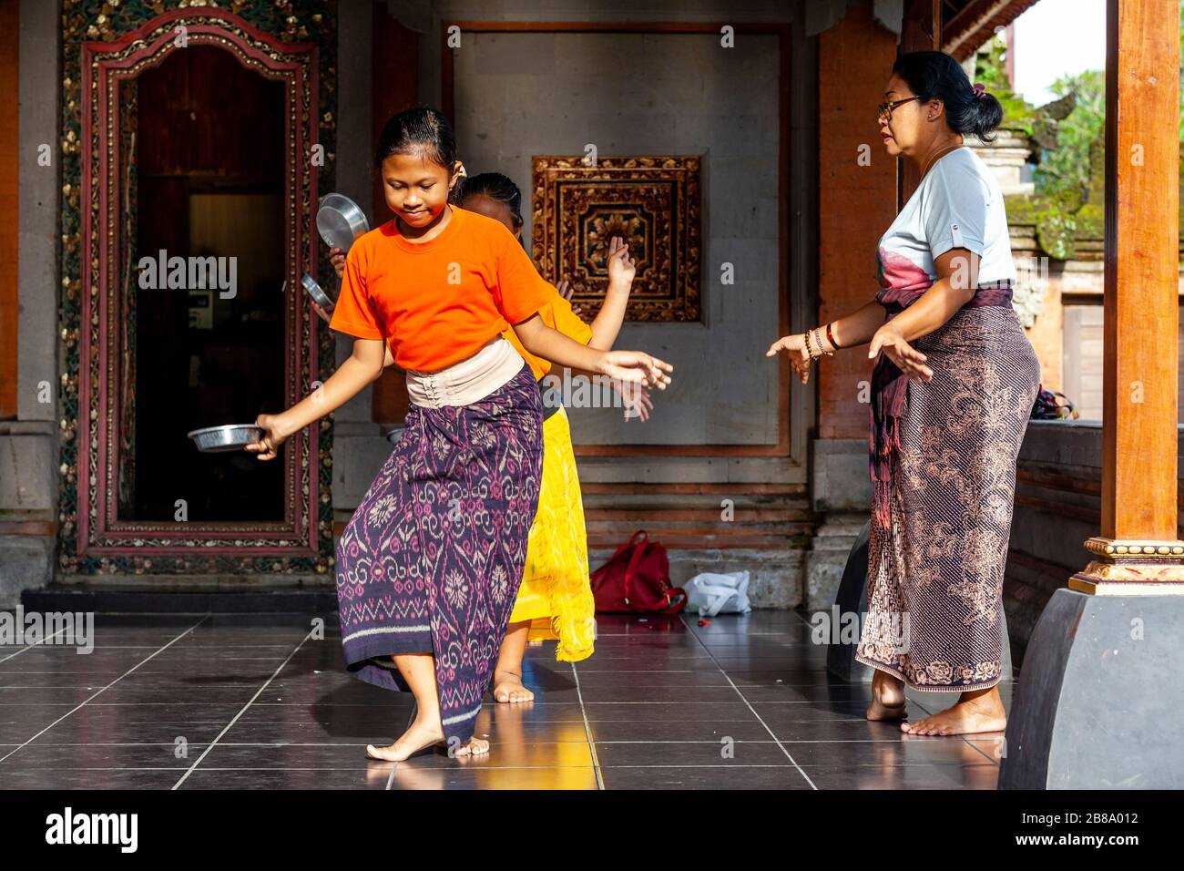 Junge Balinesische Mädchen, Die Traditionellen Tanz Im Ubud Palace, Ubud, Bali, Indonesien Unterrichtet Werden. Stockfoto