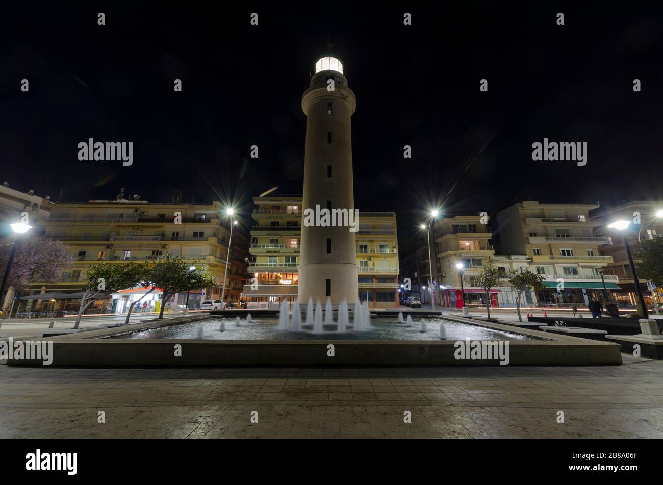 Nächtliche Langzeitbelichtung des berühmten Leuchtturms an der Promenade in der nördlichen Küstenstadt Alexandroupoli Evros Griechenland Stockfoto