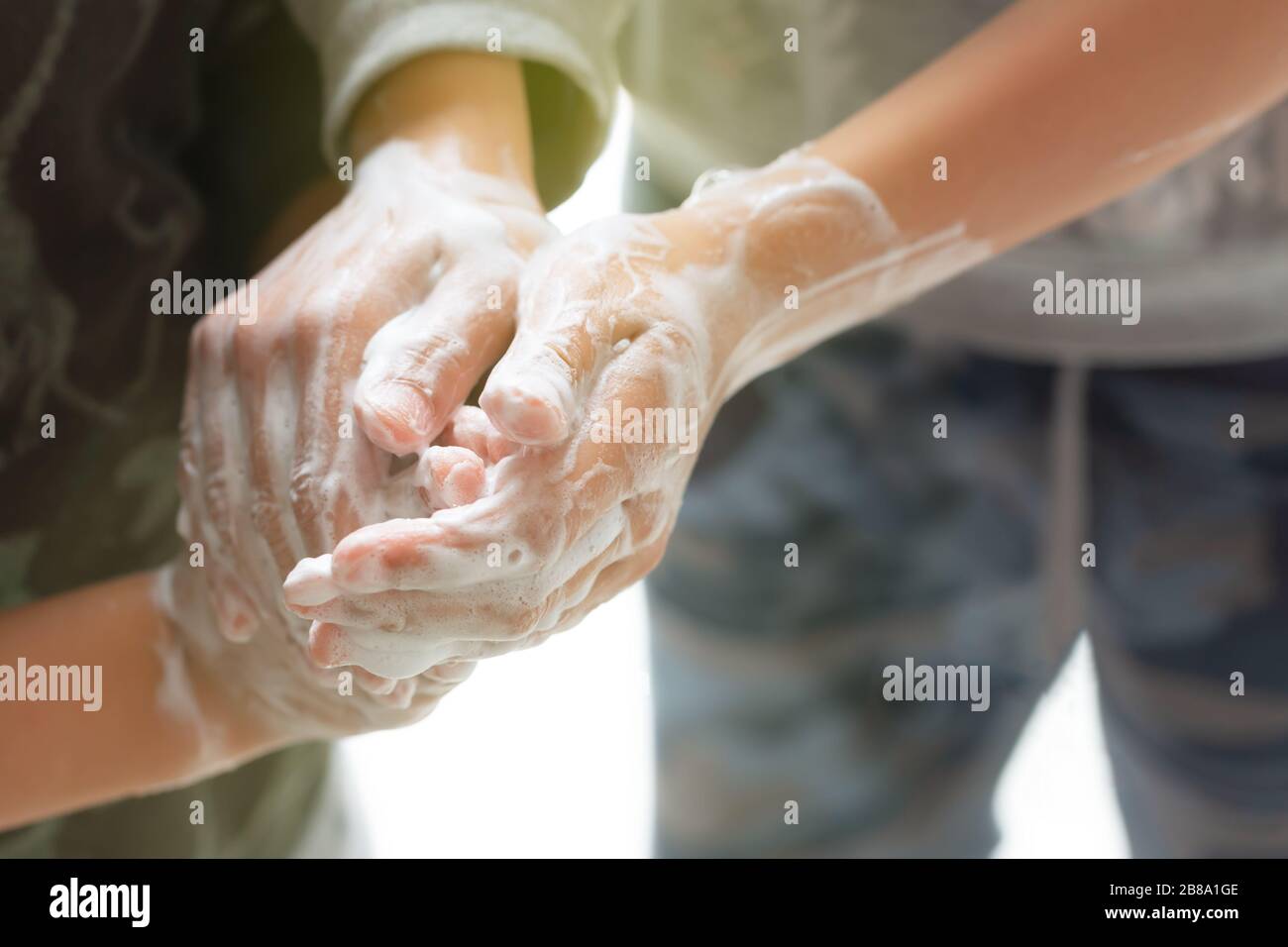 Jungen waschen Hände mit Schaumseife, um gegen Kovid geschützt zu sein Stockfoto