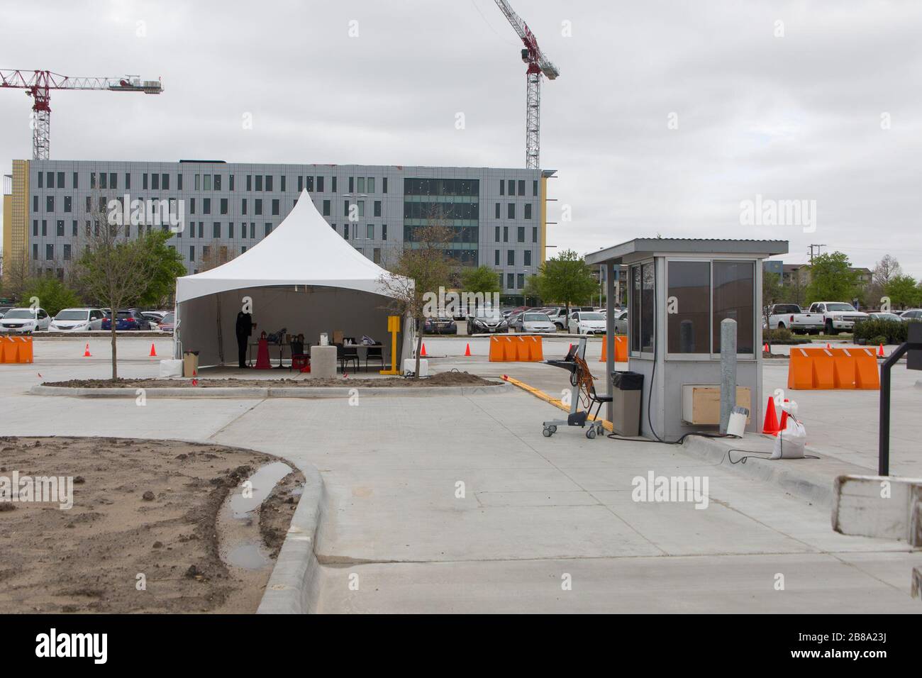 Texas, USA. März 2020. Das Foto, das am 20. März 2020 aufgenommen wurde, zeigt einen Drive-Thru-COVID-19-Teststandort in Dallas, Texas, den Vereinigten Staaten. Die Anzahl der COVID-19-Fälle in den Vereinigten Staaten hat 18.563 zum 18:30 Eastern Standard Time Friday mit 227 Todesfällen übertroffen, so das Center for Systems Science and Engineering an der Johns Hopkins University. (Foto von Dan Tian/Xinhua) Credit: Xinhua/Alamy Live News Stockfoto