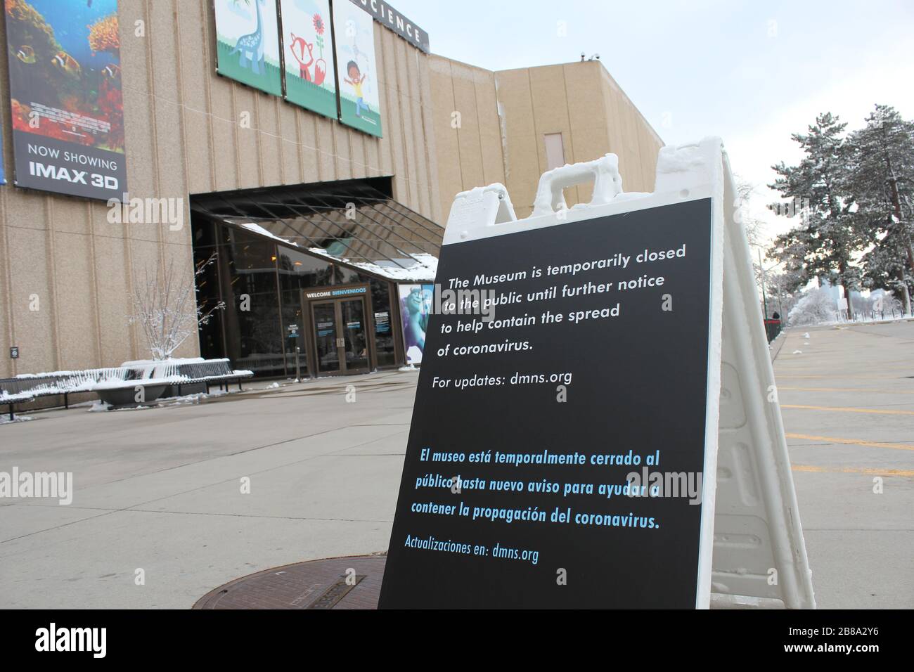 COVID-19-Abschlussschild außerhalb des Museum of Nature & Science, Denver, Colorado, USA Stockfoto