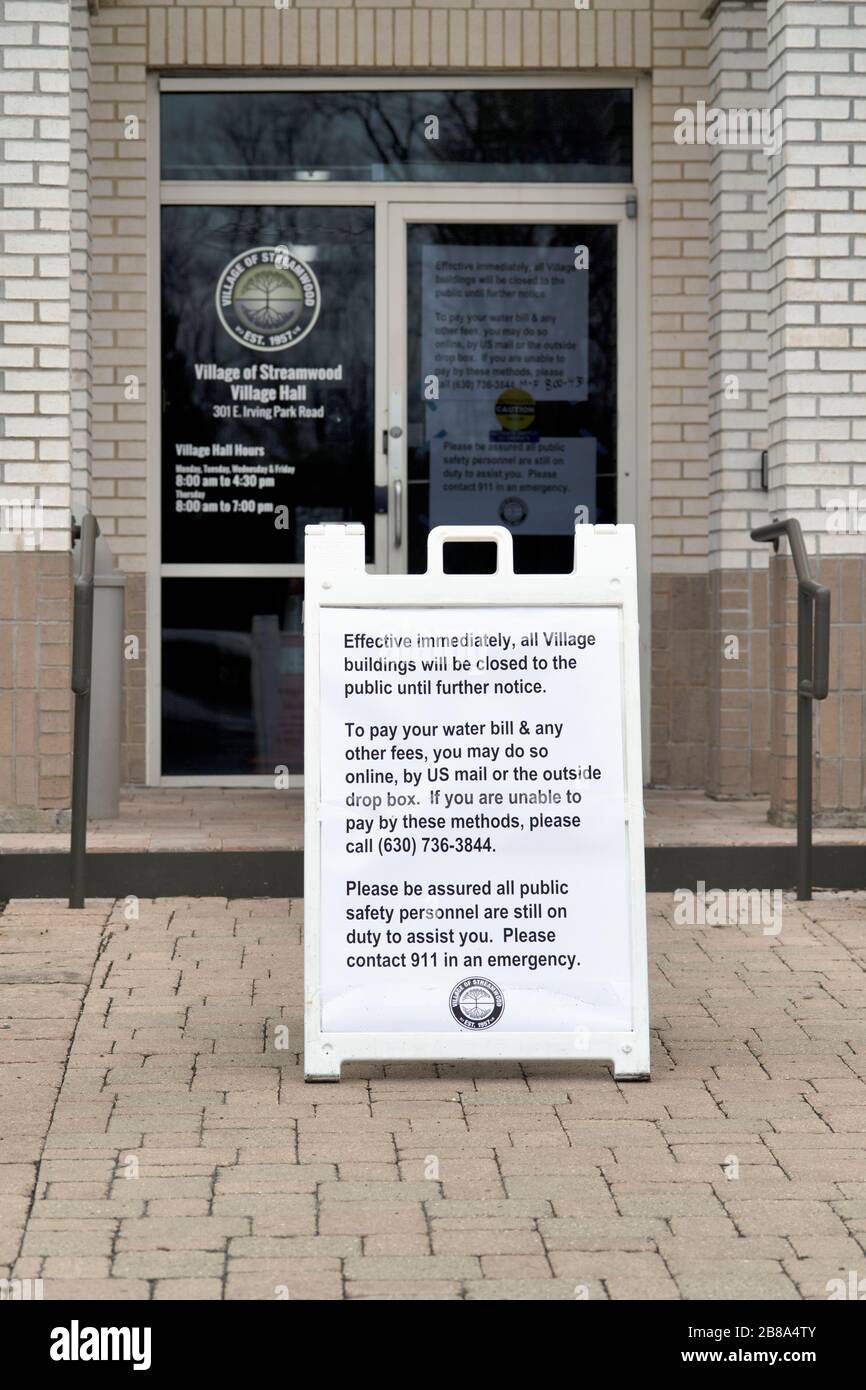 Streamwood, Illinois, USA. Nicht so üblich, da öffentliche Gebäude, einschließlich Gemeindezentren wie Stadt-, Dorf- und Rathäuser, geschlossen sind. Stockfoto