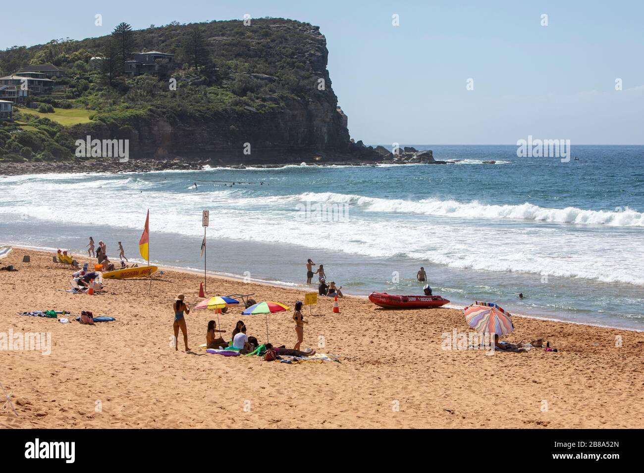 Sydney, Australien. März 2020. Avalon Beach, Sydney, Australien. Samstag, 21. März 2020. Die Einwohner Sydneys versammeln sich am Avalon Beach trotz Warnungen, 1,5 m voneinander entfernt zu bleiben. Kredit: martin Beere/Alamy Live News Stockfoto