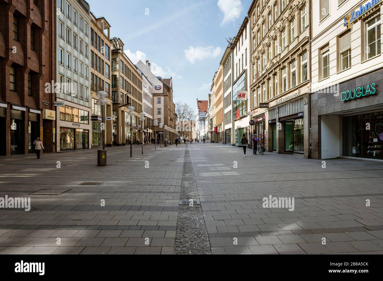 Bayern-München-Deutschland, 20. März 2020: Nur wenige Menschen gehen auf dem Marienplatz in München, der in der Regel überfüllt ist, aber wegen der neuen Karre leer bleibt Stockfoto