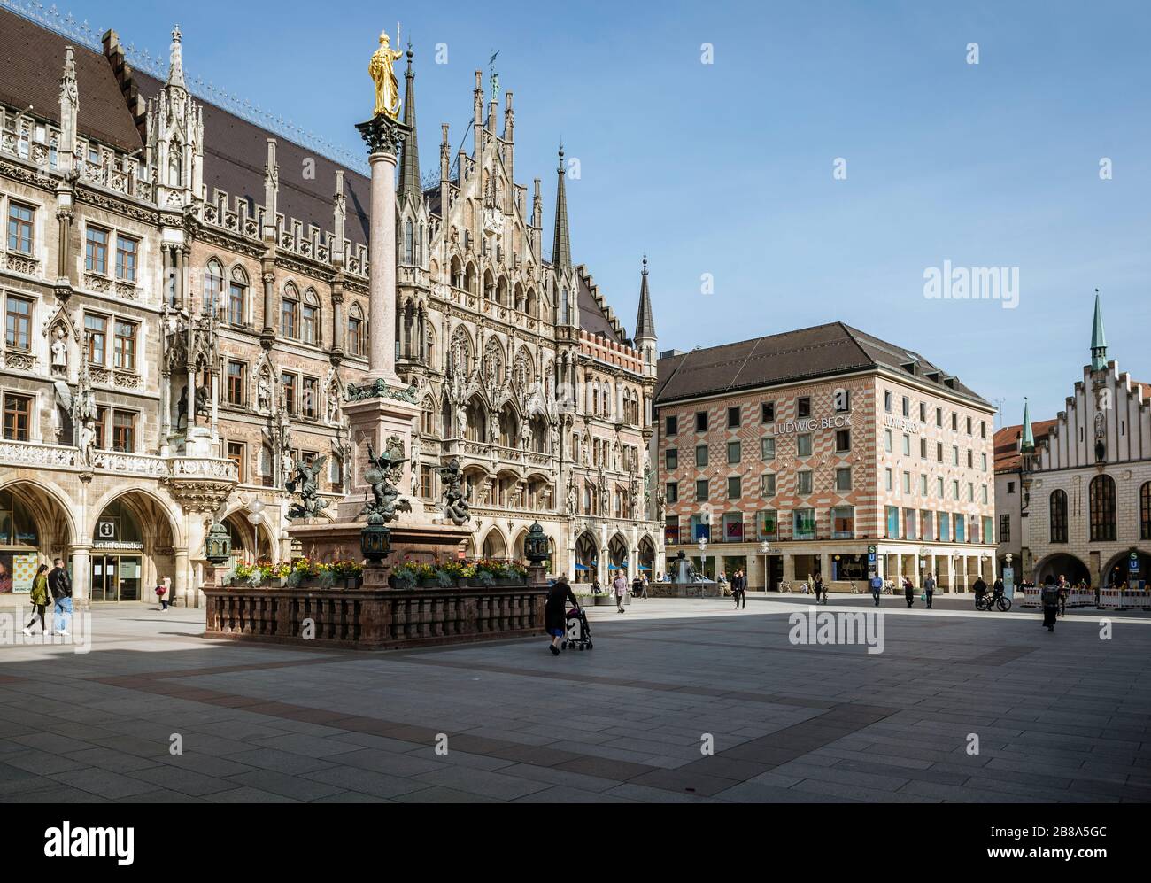Bayern-München-Deutschland, 20. März 2020: Nur wenige Menschen gehen auf dem Marienplatz in München, der in der Regel überfüllt ist, aber wegen der neuen Karre leer bleibt Stockfoto