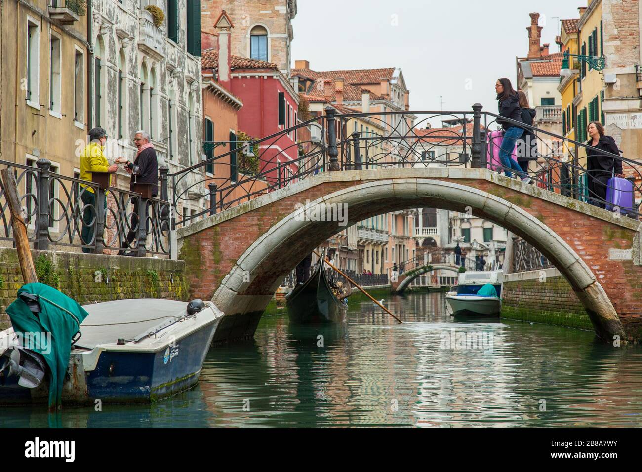 Venedig, Italien, ist eine weltberühmte und historische Stadt, in der Kanäle und Wasserstraßen die wichtigsten Transportwege sind. Stockfoto