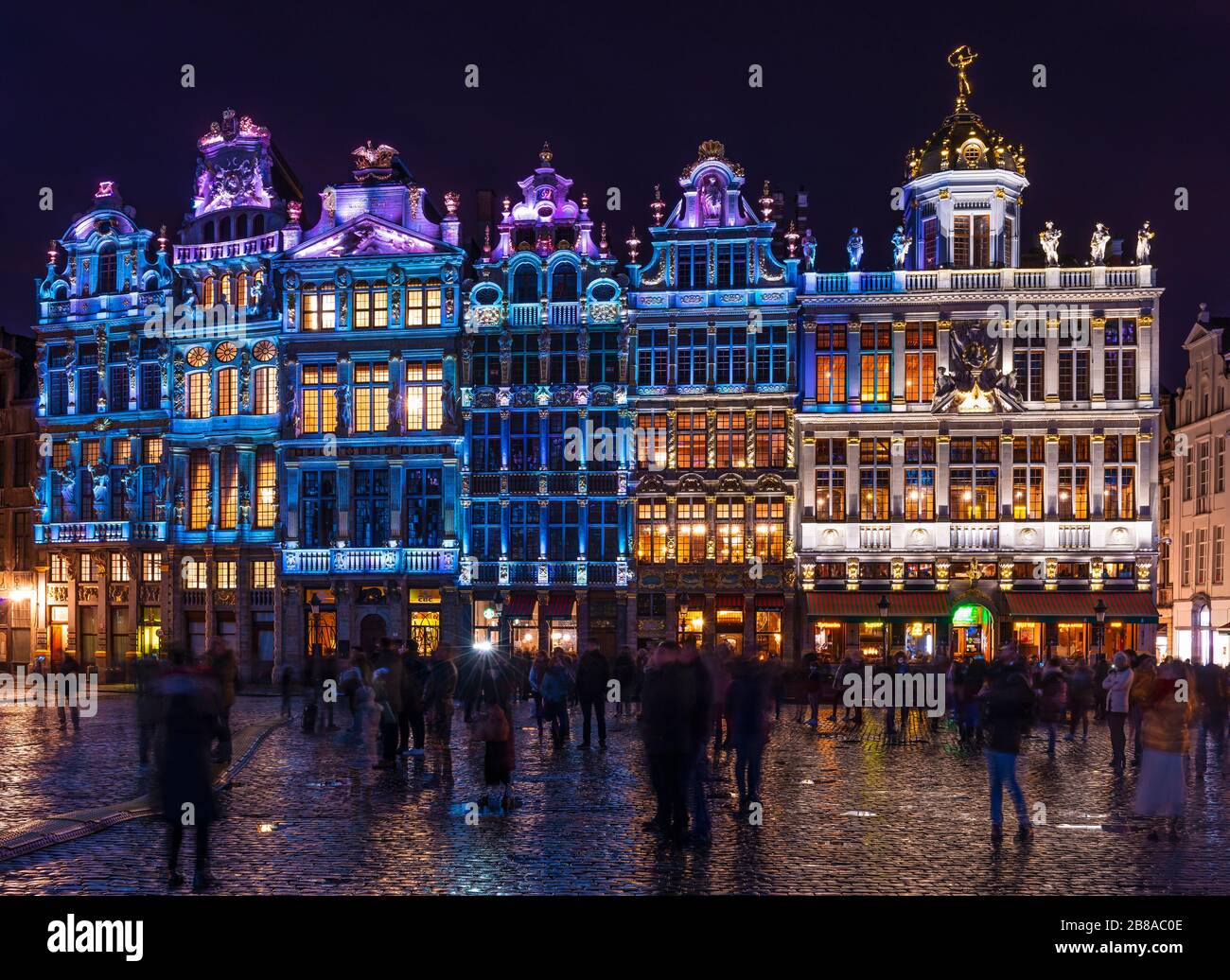Menschen genießen die Lichtshow auf dem Grand Place oder dem Hauptplatz von Brüssel im Winter mit seinen Zunfthäusern und Architektur, Belgien. Stockfoto