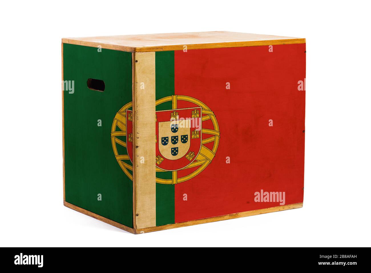 Eine Holzkiste für den zuverlässigen Transport verschiedener Waren und Fracht mit der Nationalflaggen Portugals auf einem weißen, isolierten Hintergrund. Das Konzept des Exports Stockfoto