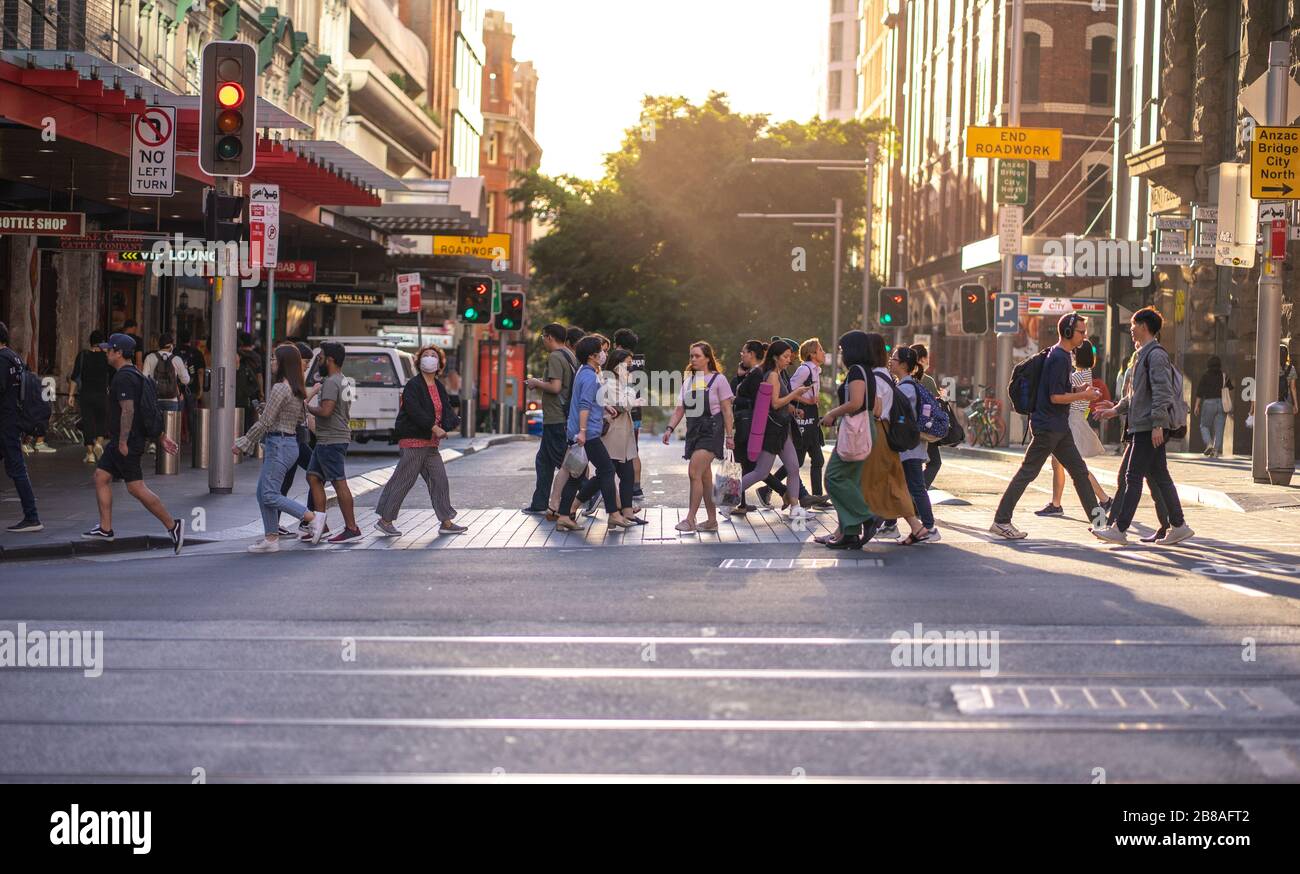 Menschen in Sydney mit Gesichtsmaske überzogen die Straße in der Stadt, Covid 19 Krankheit Ausbruch Situation in Australien, Sydney: 19-03-2020 Stockfoto