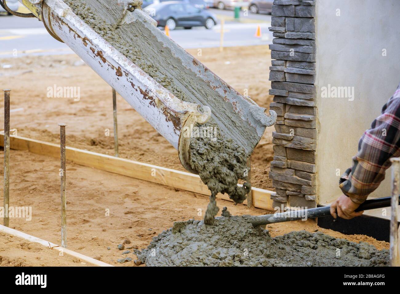 Betonmischer LKW Zement während der bürgersteig Gießen Stockfoto