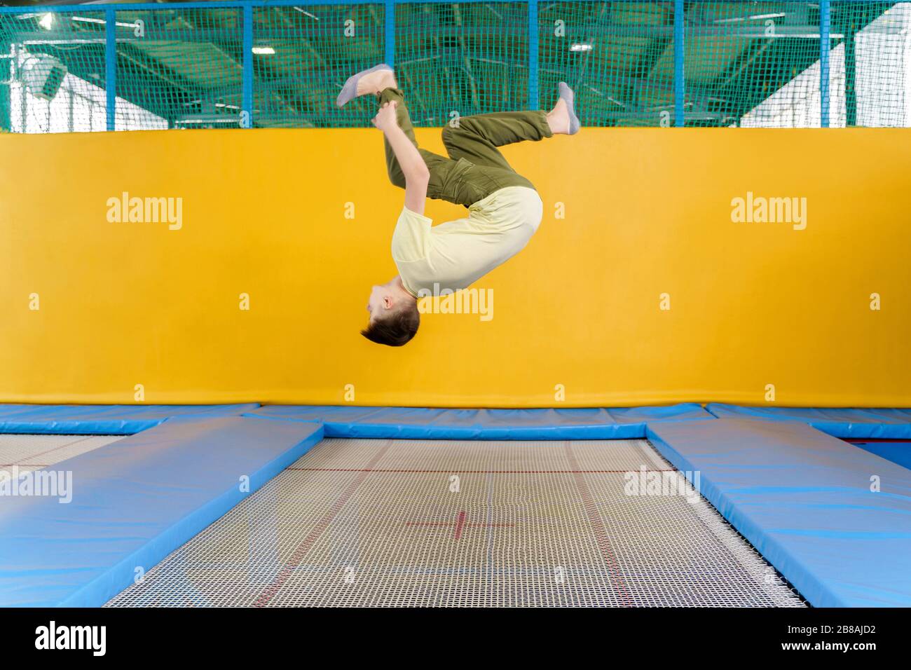 Teenager springen auf Trampolinpark im Sportzentrum Stockfoto