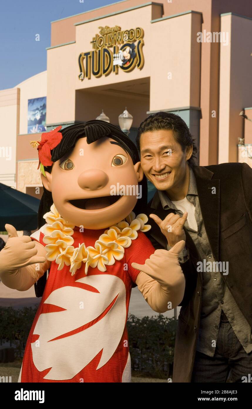 Lake Buena Vista, USA. Mai 2011. Der Schauspieler Daniel Dae Kim, Star der ABC-Serie "Lost" und derzeit Hauptdarsteller der neuen CBS-Serie "Hawaii Five-0", posiert am 28. Dezember 2010 mit LILO von Disneys "LILO and Stitch" in den Disney's Hollywood Studios in Lake Buena Vista, Fla Kim, Der in Südkorea geboren wurde und in New York und Pennsylvania aufgewachsen ist, lebt derzeit auf Hawaii. Kredit: Storms Media Group/Alamy Live News Stockfoto