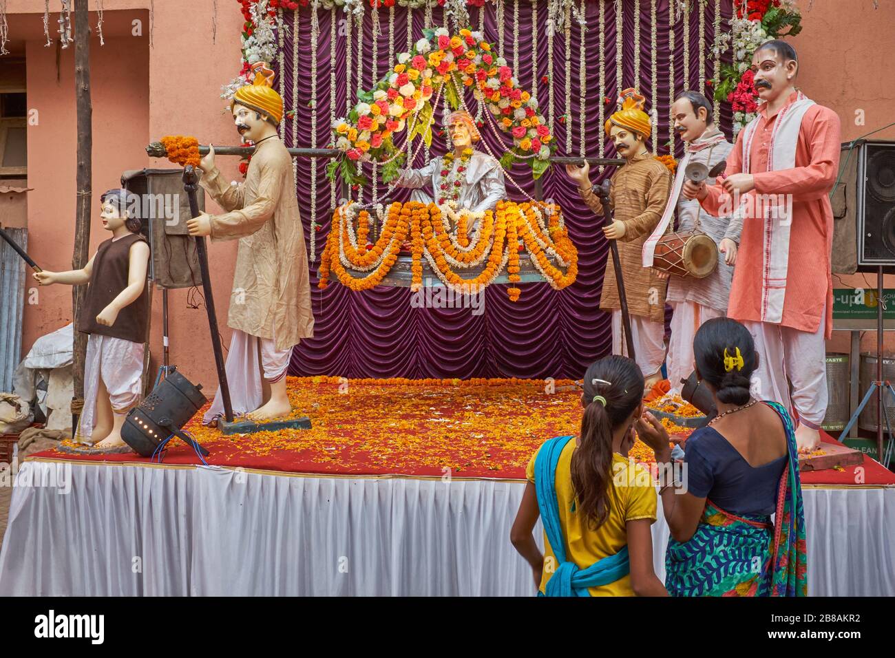 Anlässlich des Geburtstags des legendären Kämpferkönigs Shivaji Bhosle wird eine Prozession mit Shivaji in einem Palanquin, Mumbai, Indien, dargestellt Stockfoto