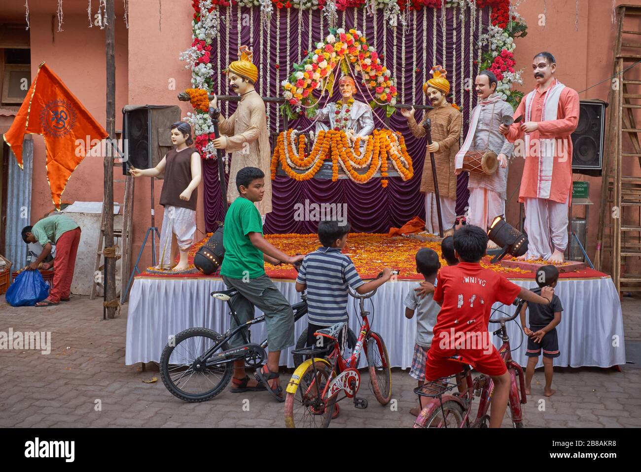 Anlässlich des Geburtstags des legendären Kämpferkönigs Shivaji Bhosle wird eine Prozession mit Shivaji in einem Palanquin, Mumbai, Indien, dargestellt Stockfoto