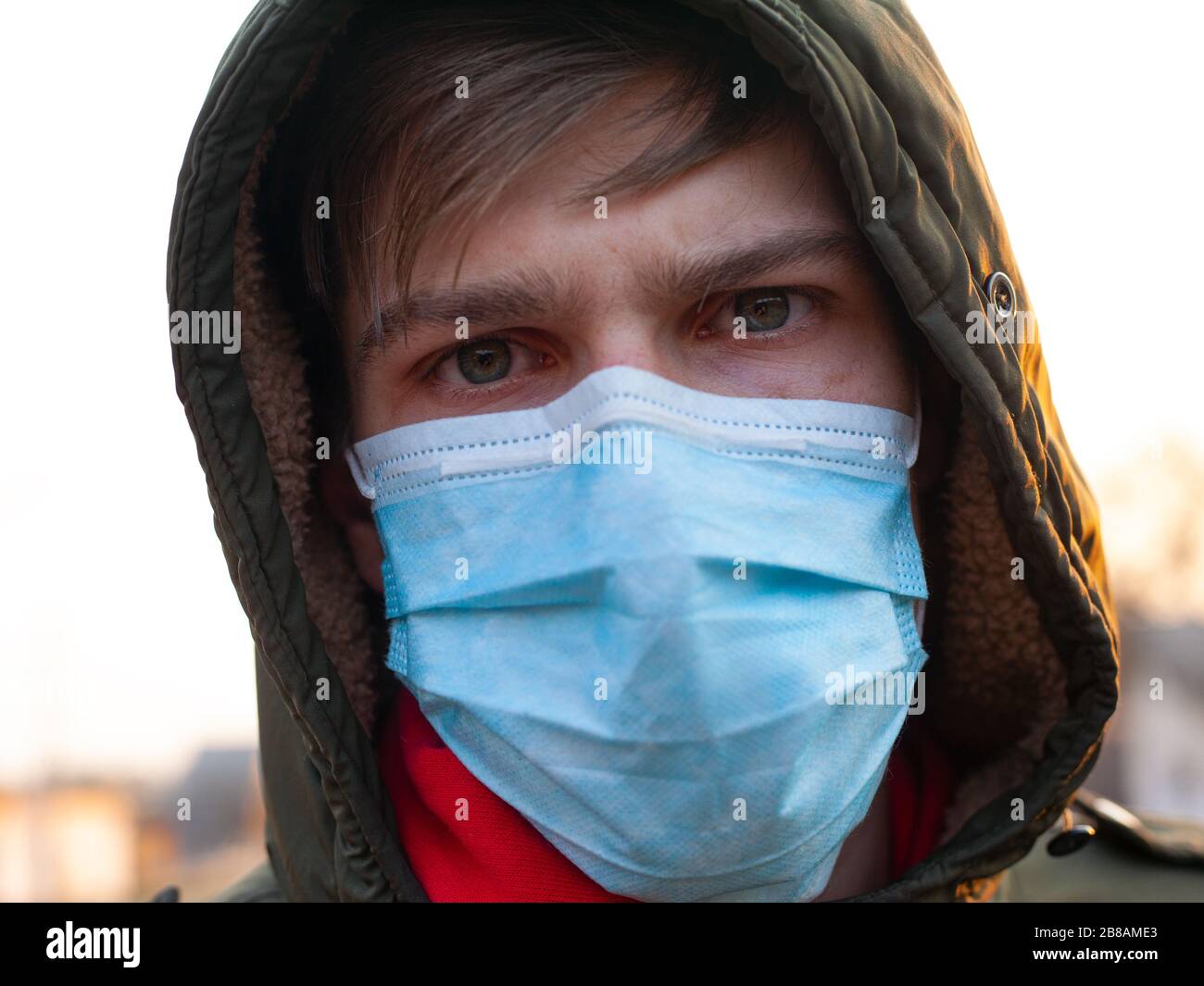 Der Mann in der medizinischen Maske ist krank mit einem Coronavirus. Ausbruch der Virusinfektion Kovid-19.Pandemie-Epidemie Quarantäne. Stockfoto
