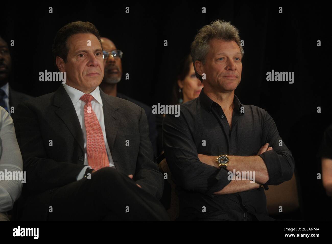 Manhattan, Vereinigten Staaten von Amerika. 12. Juni 2015. NEW YORK, NY - 11. Juni: Reg. Andrew Cuomo nimmt Kampf für Gerechte Bezahlung Kundgebung auch POP STAR Jon Bon Jovi; New York Hotel & Motel Trades Rat am 11. Juni 2015 in New York City. Personen: Reg. Andrew Cuomo, Jon Bon Jovi Credit: Stürme Media Group/Alamy leben Nachrichten Stockfoto