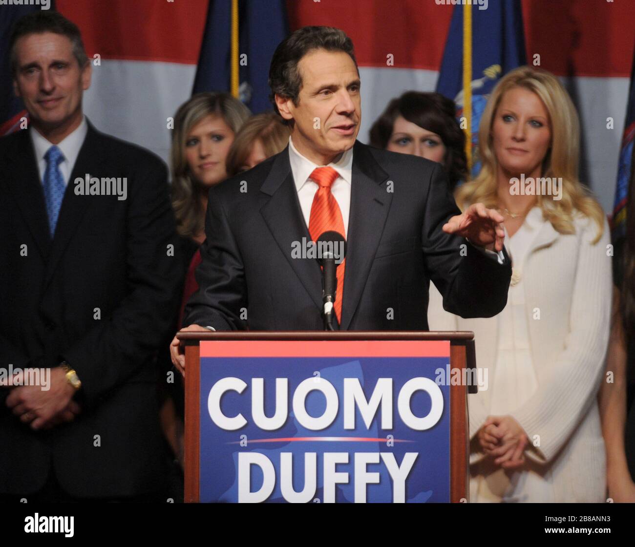NEW YORK - November 02: Andrew Cuomo, Sohn von drei - Bezeichnung Gouverneur Mario Cuomo, war wie die Einrichtung Kandidat angesehen versprach aber bedeutende Änderung während der Kampagne. Republikanische Carl Paladino stützte sich auf ein außenseiter Bild und im nördlichen Teil des Staates, die stark von der Rezession trotz Ärger getroffen wurde an den Amtsinhabern im ganzen Land einsetzte, New York Atty. Gen. Andrew M. Cuomo, wer hat die meiste Zeit seines erwachsenen Lebens in der Regierung verbrachte, Dienstag gewählt wurde Gouverneur von New York, den Job seines Vaters, Mario, für die drei Begriffe statt. Am 2. November 2010 in New York City Personen: Andrew Stockfoto