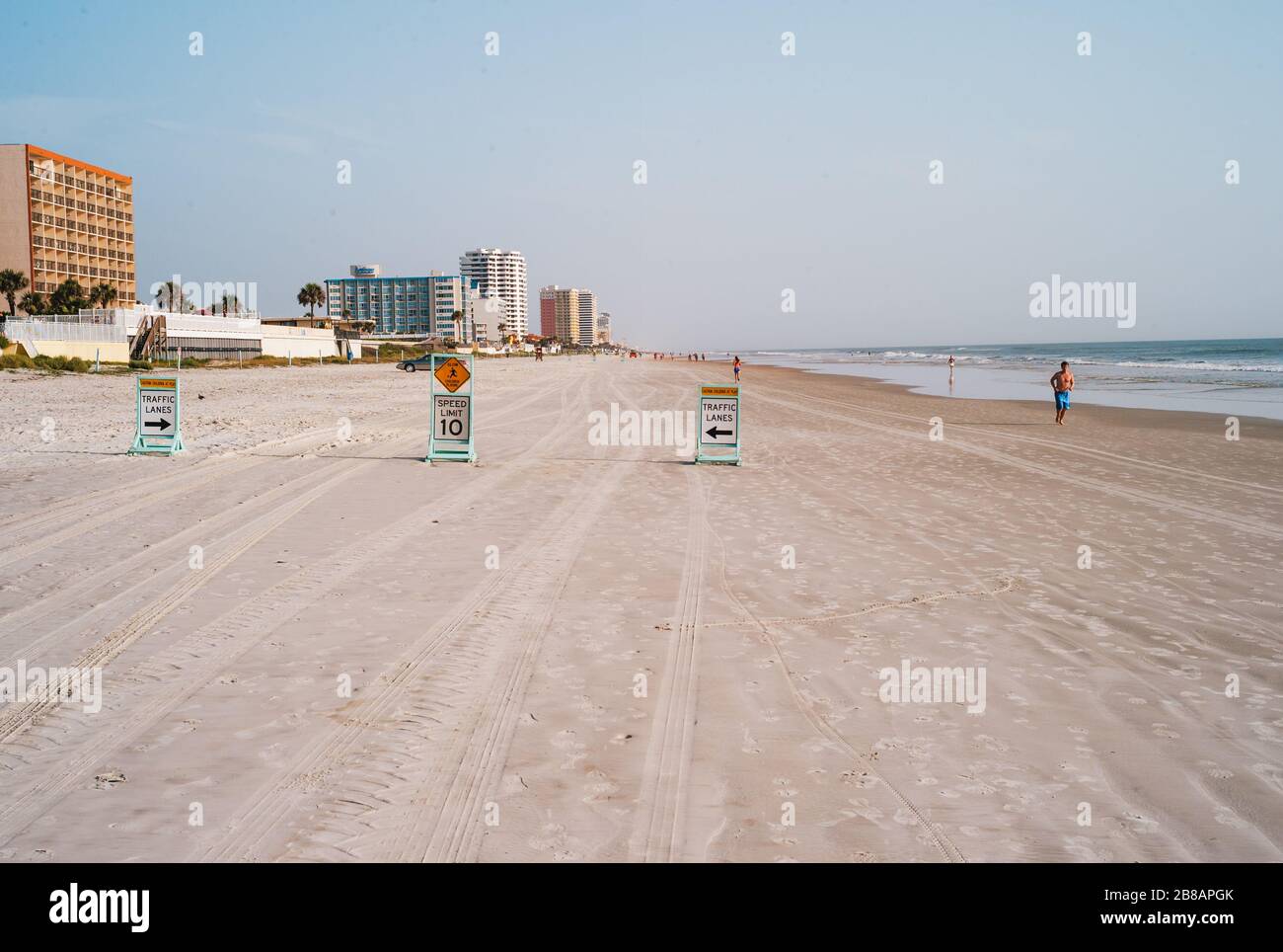 Daytona Beach, Florida, Vereinigte Staaten - 20. Juli 2012: Fahrspuren auf dem sandigen Daytona Beach mit Straßenschildern und Geschwindigkeitsbegrenzung auf dem Auto und C Stockfoto