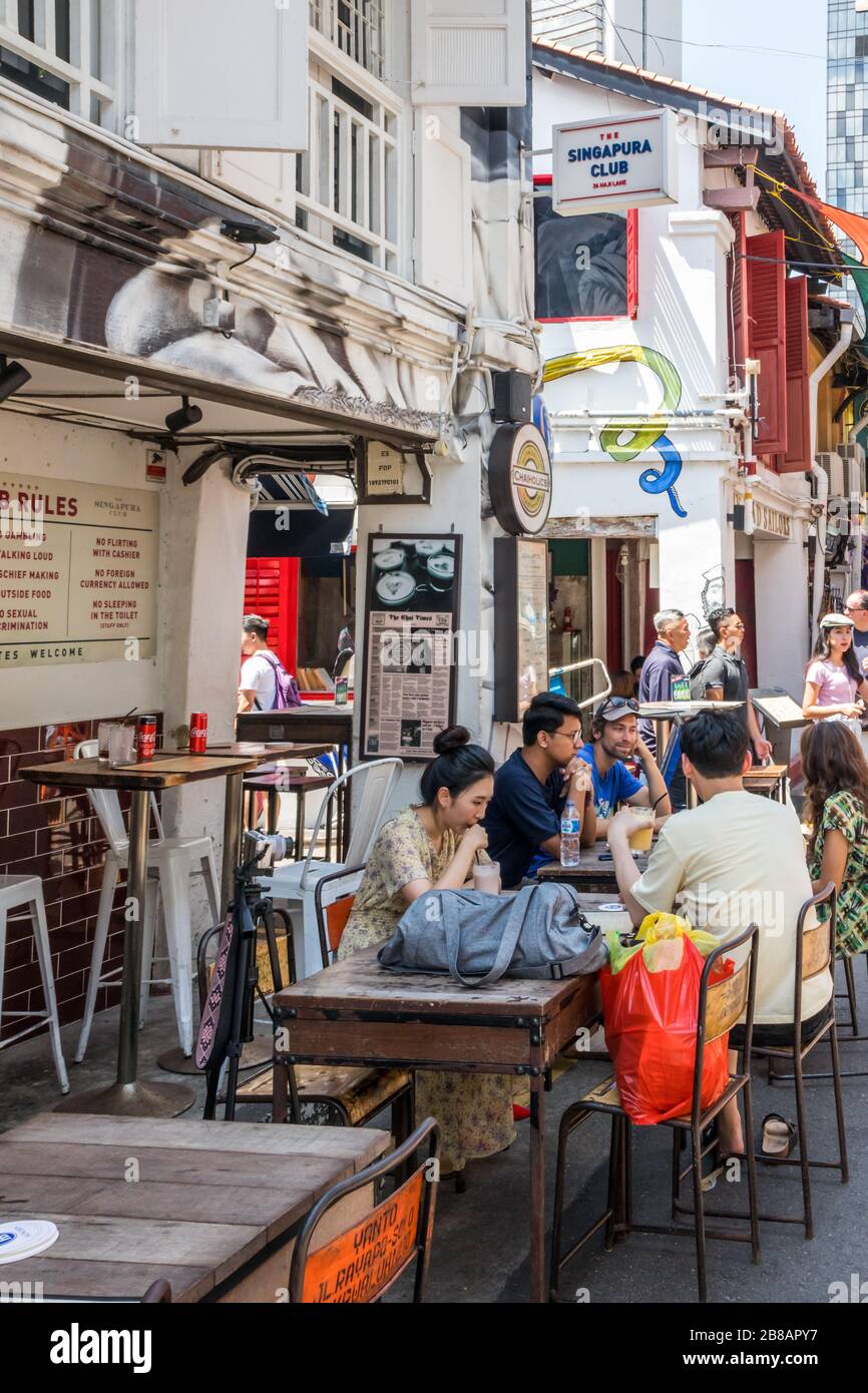 Singapur - 6. Juli 2019: Touristen in der Haji Lane im arabischen Viertel. Die Gegend ist bei Touristen beliebt Stockfoto