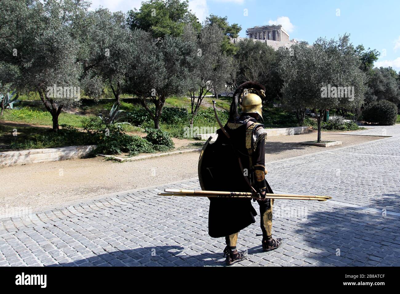 Die Fußgängerzone Dionyssiou Areopagitou unter der Akropolis, leer vor Touristen. Der griechische Tourismus wurde von Annullierungen inmitten eines Coronavirus-Ausbruchs hart getroffen. Stockfoto