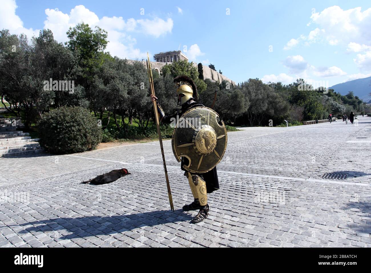 Die Fußgängerzone Dionyssiou Areopagitou unter der Akropolis, leer vor Touristen. Der griechische Tourismus wurde von Annullierungen inmitten eines Coronavirus-Ausbruchs hart getroffen. Stockfoto