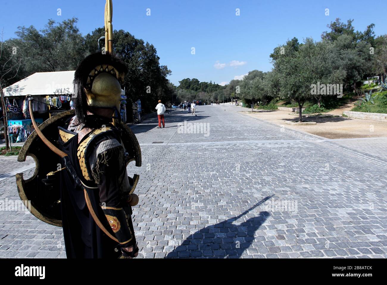 Die Fußgängerzone Dionyssiou Areopagitou unter der Akropolis, leer vor Touristen. Der griechische Tourismus wurde von Annullierungen inmitten eines Coronavirus-Ausbruchs hart getroffen. Stockfoto