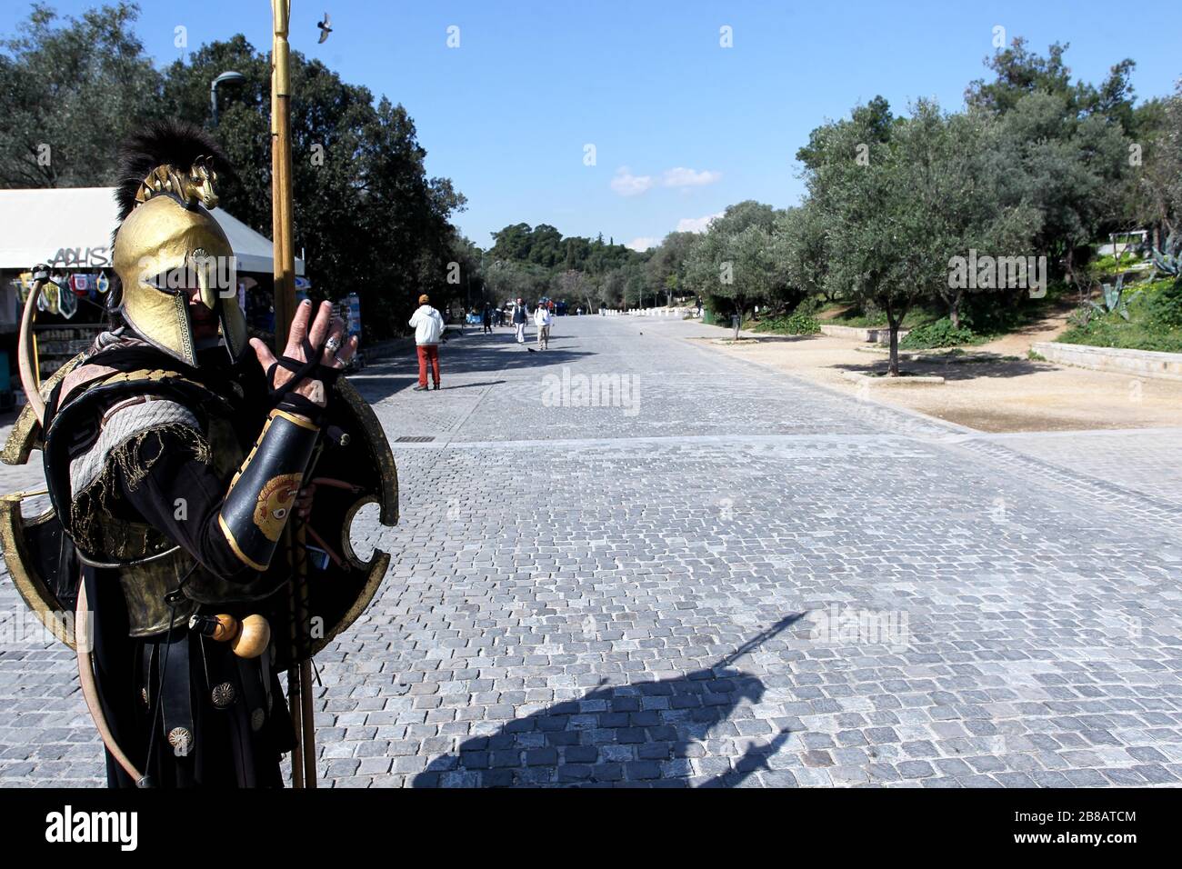 Die Fußgängerzone Dionyssiou Areopagitou unter der Akropolis, leer vor Touristen. Der griechische Tourismus wurde von Annullierungen inmitten eines Coronavirus-Ausbruchs hart getroffen. Stockfoto