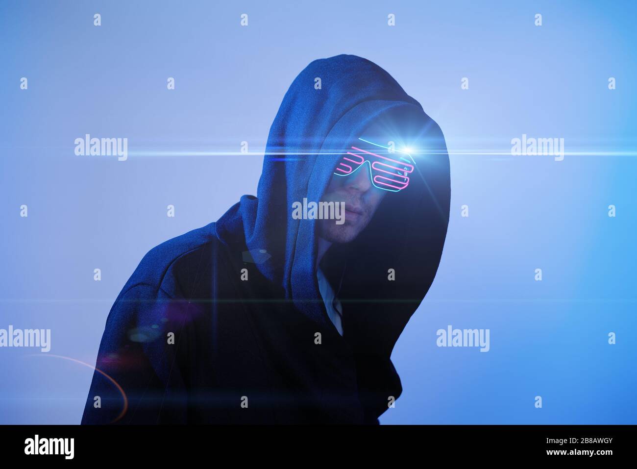 Mann in der Haube und Cyber-Brille. Spielfigur. Konzept der virtuellen Realität, Cyber-Spiele und Science Fiction. Stockfoto