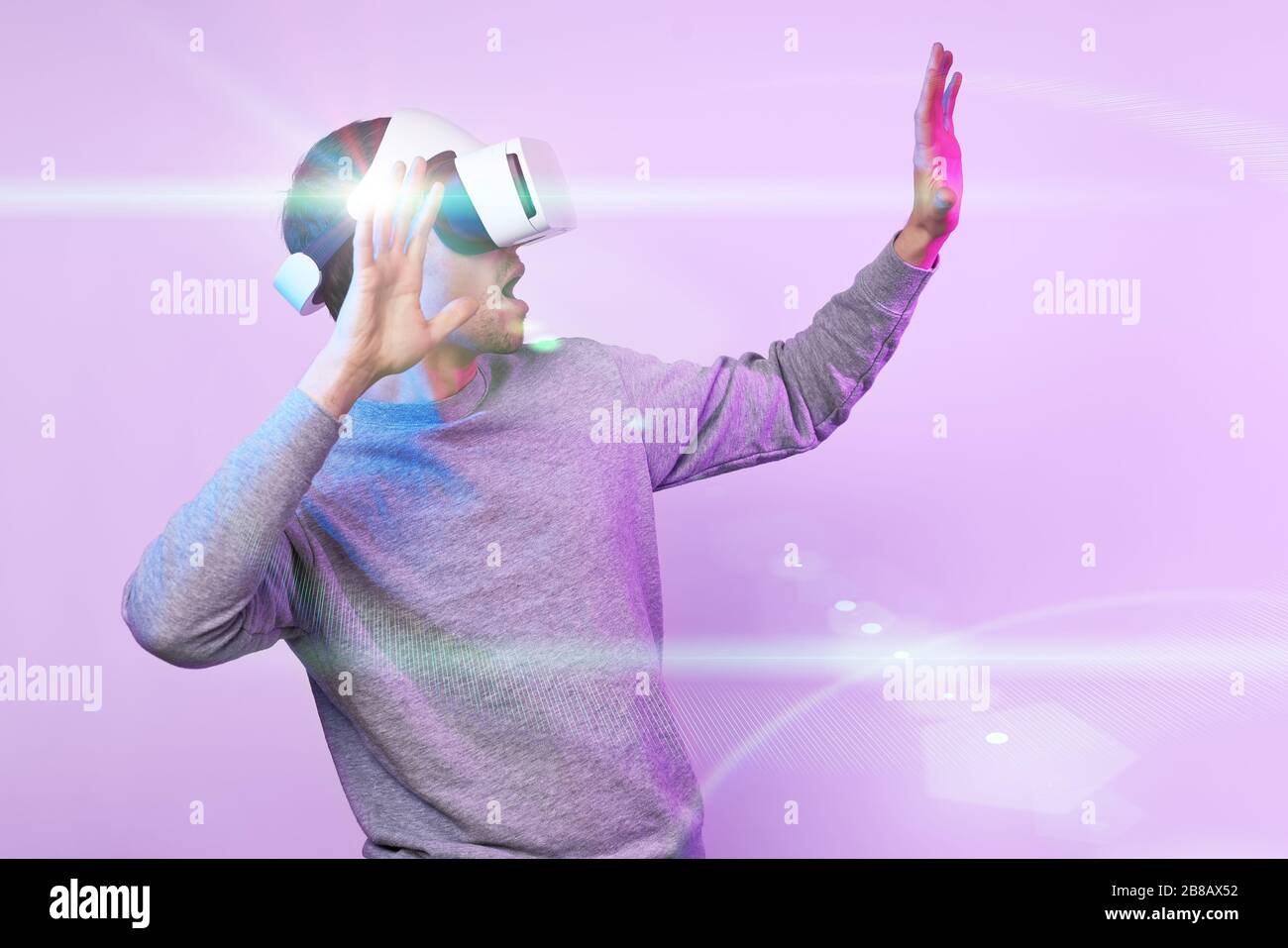 Mann mit Virtual reality Headset. Konzept der virtuellen Realität, Spiele, Unterhaltung und Kommunikation. Bild in der modernen Neon farbe Gamma Stockfoto