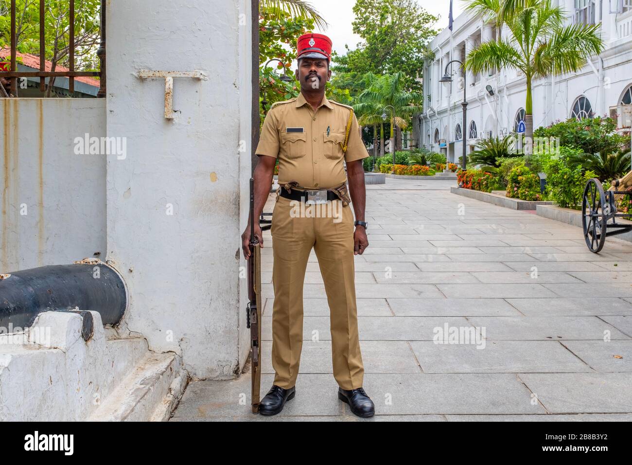 Pondicherry, Indien - 17. März 2018: Indischer Polizist als französischer Gendarme verkleidet, der die Kamera betrachtet Stockfoto